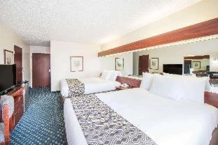King Suite with One King Bed and Bathtub with Grab Bars - Mobility Accessible - Non-Smoking photo 3