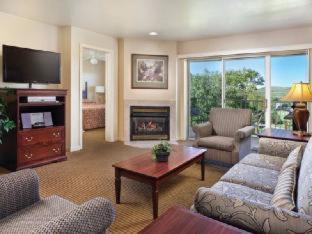 Three-Bedroom Apartment photo 2