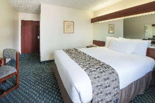 King Suite - Non-Smoking photo 2