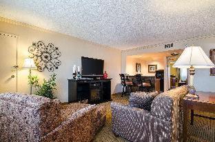 Superior Room with Two Queen Beds and Bath Tub - Non-Smoking photo 3