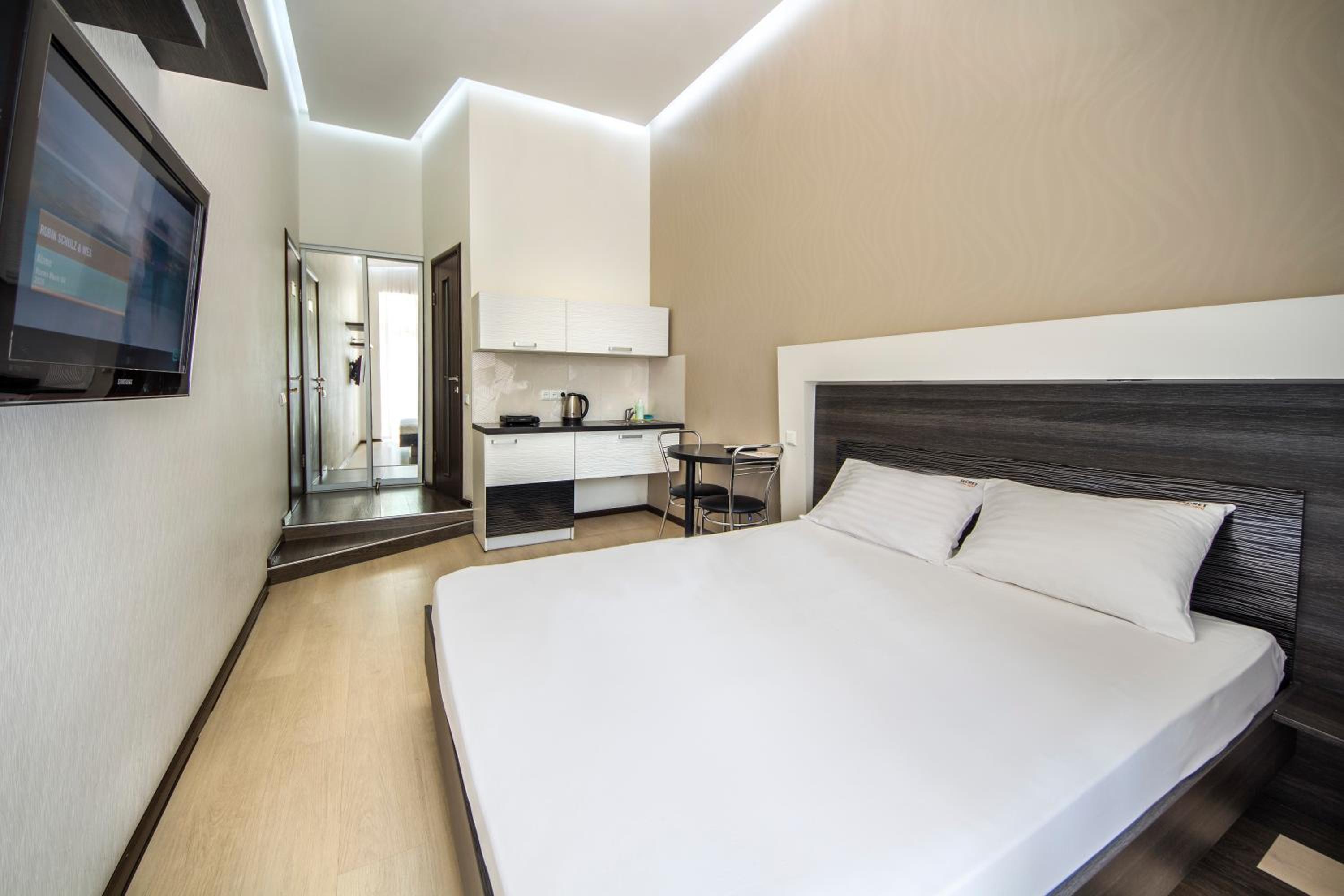 Modern Apartment with Balcony - Mykhailivs'ka St, 24V