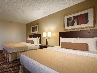 King Room with Roll-in Shower - Disability Access/Non-Smoking - Photo 3