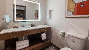 King Room with Mobility Access and Bathtub with Grab Bars, Non-Smoking thumbnail 5
