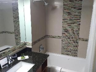 Junior King Suite with Mobility Access and Bathtub with Grab Bars, Non-Smoking photo 2