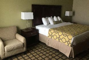 Standard Queen Room with Shower - Mobility/Communications Accessible photo 1