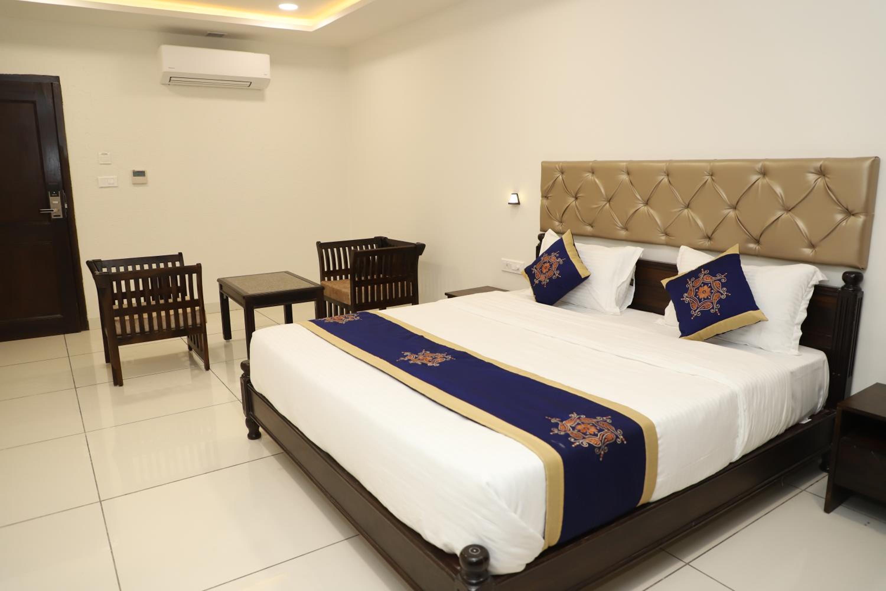 Deluxe Room - Photo 9