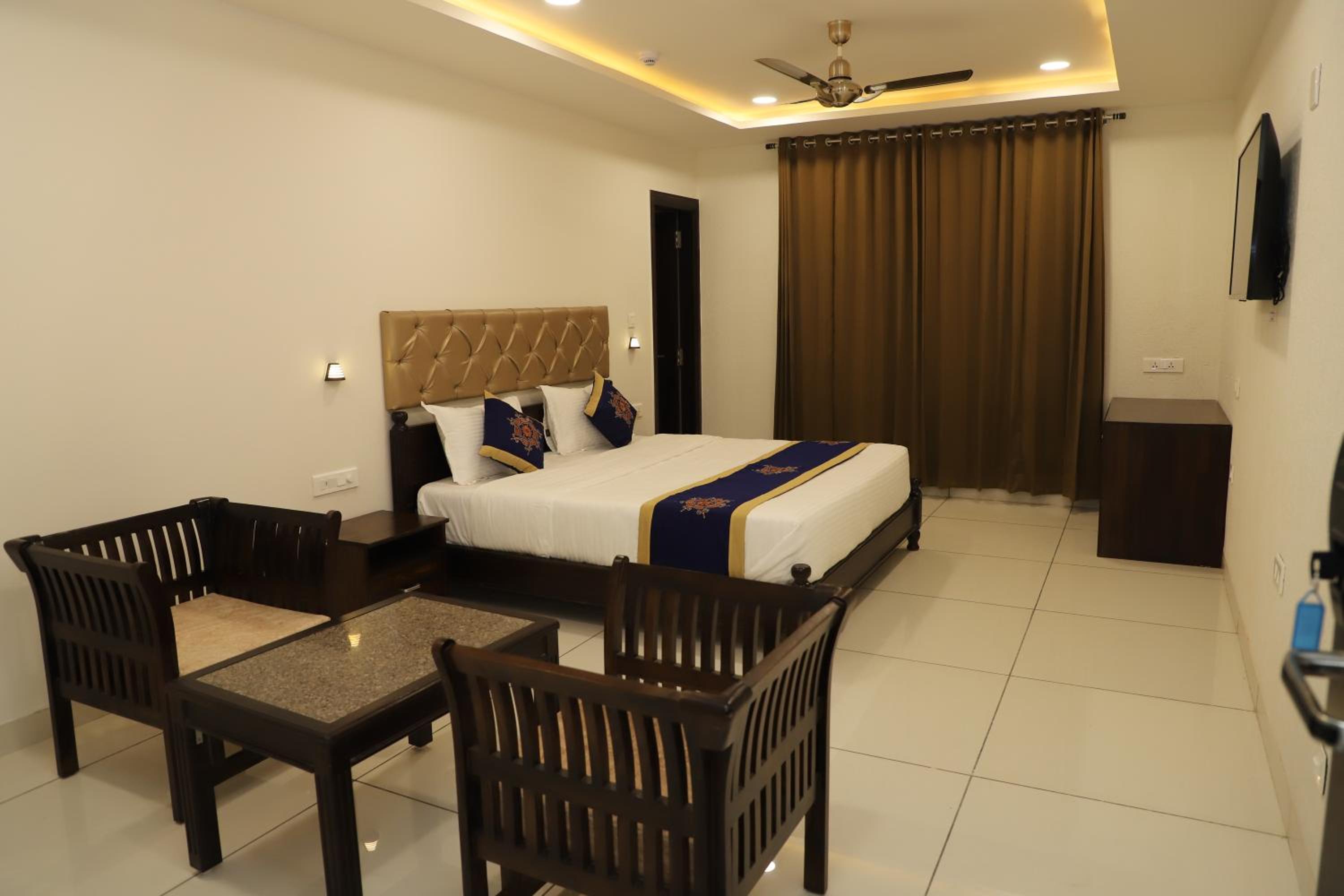 Deluxe Room - Photo 13