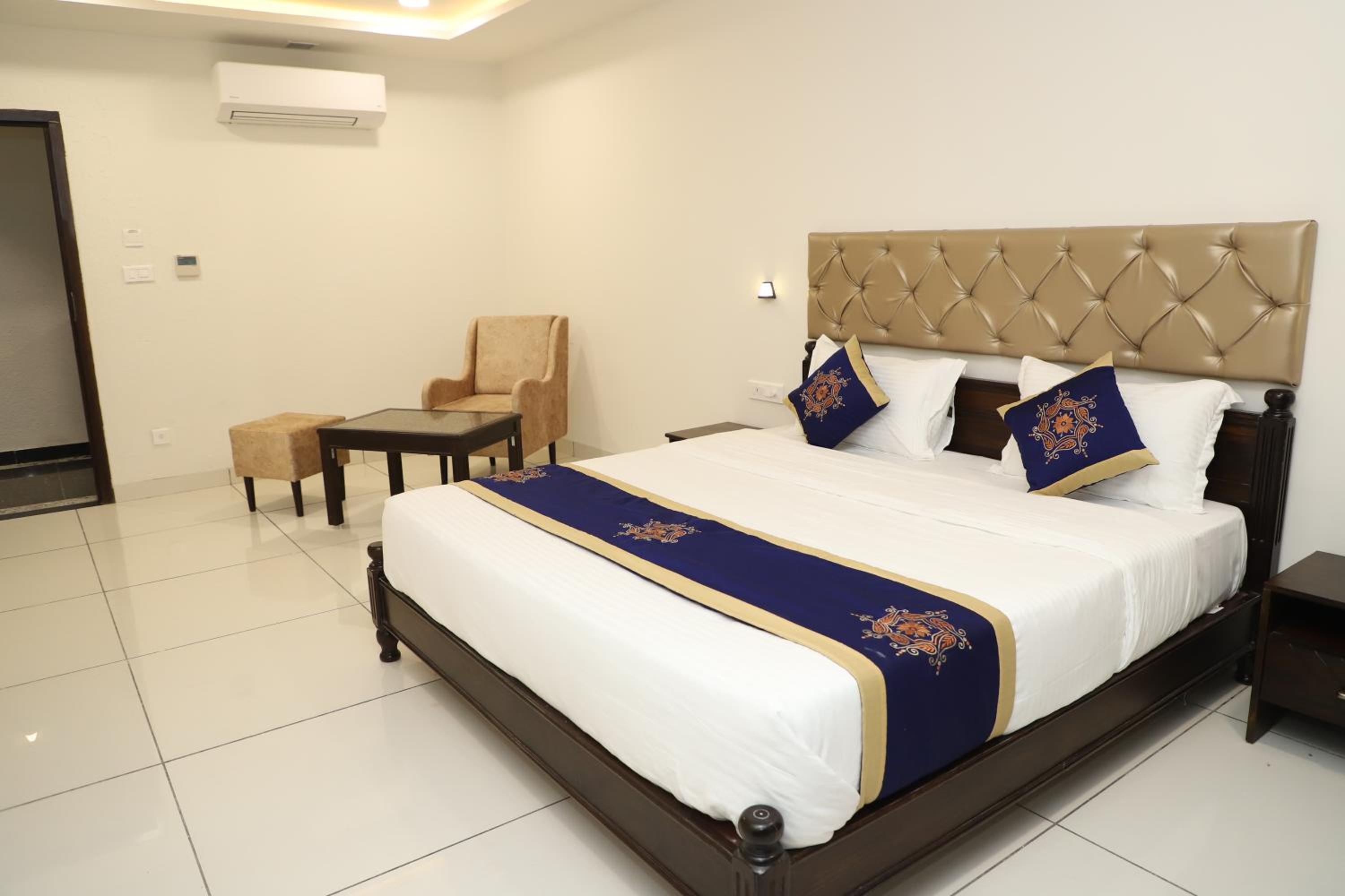 Deluxe Room - Photo 10
