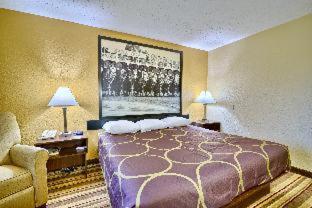 Queen Room with Bath Tub - Mobility/Hearing Accessible - Non-Smoking photo 3