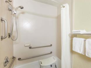 Deluxe King Room - Non-Smoking - Photo 6