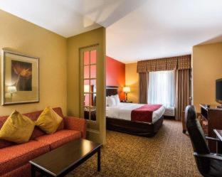 Queen Room with Two Queen Beds and Sofa Bed - Photo 3