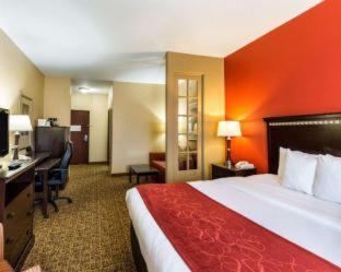 Queen Room with Two Queen Beds and Sofa Bed - Photo 4