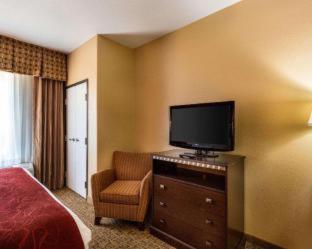 Queen Room with Two Queen Beds and Sofa Bed - Photo 5