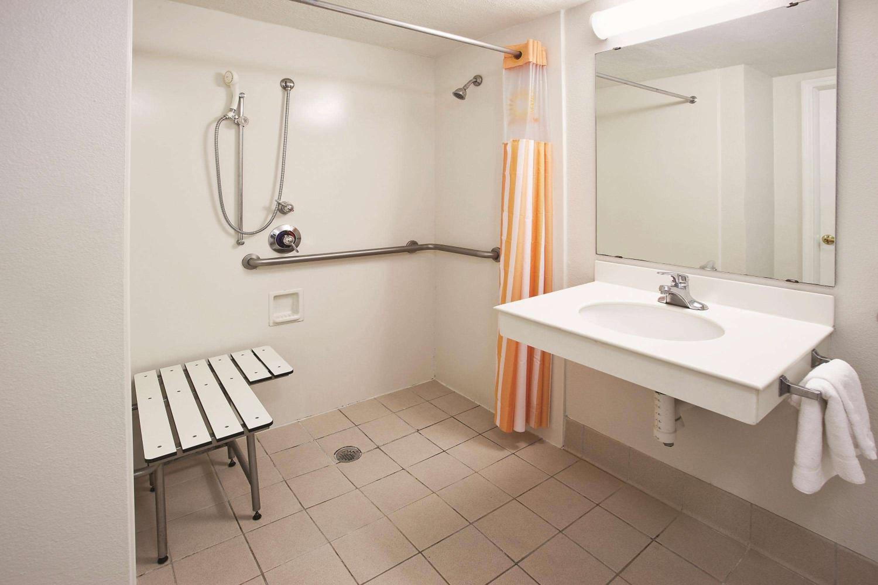 Double Room with Two Double Beds and Roll-In Shower - Mobility Access/Non-Smoking - Photo 1
