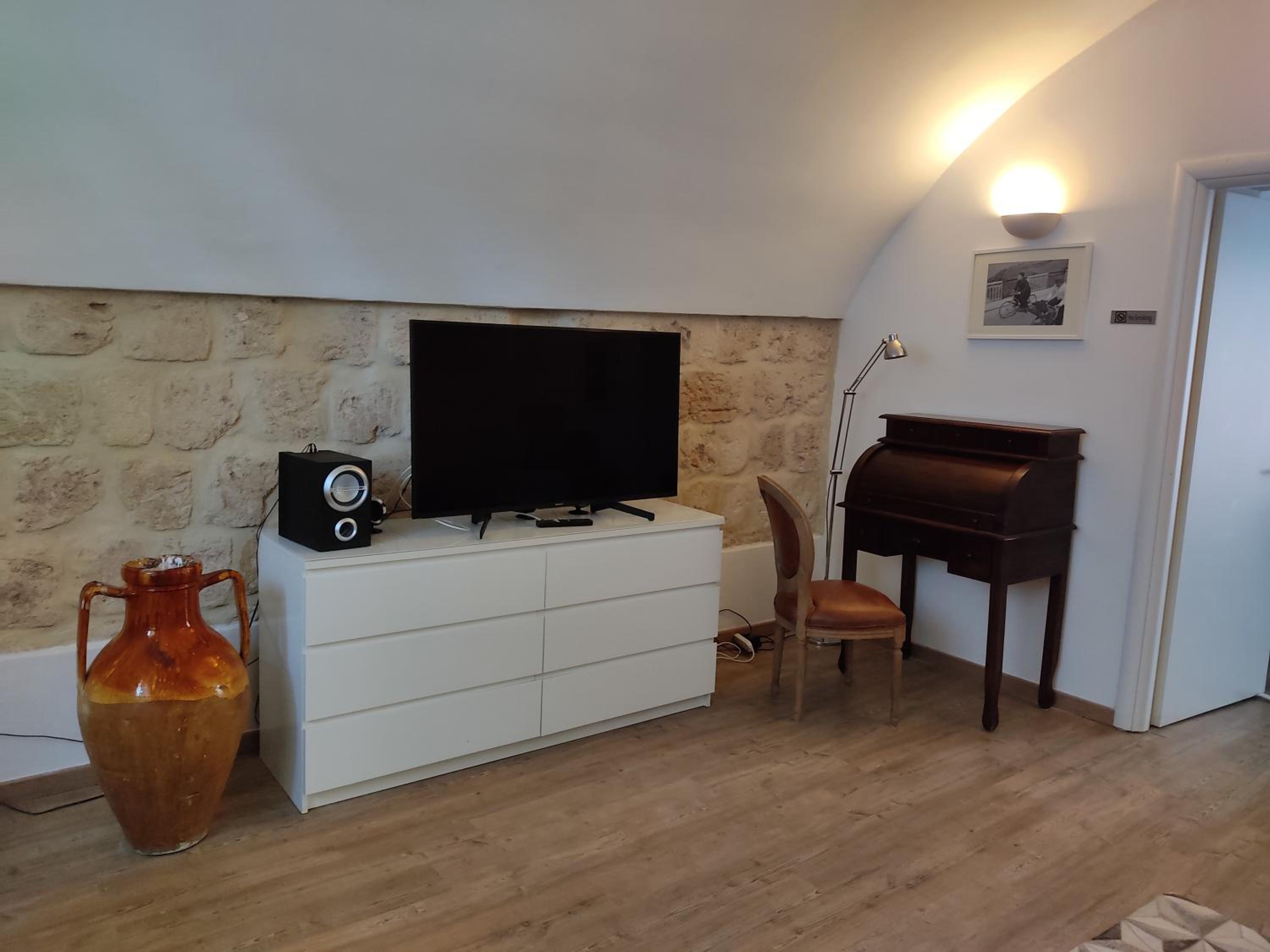 Luxury One-Bedroom Apartment photo 3