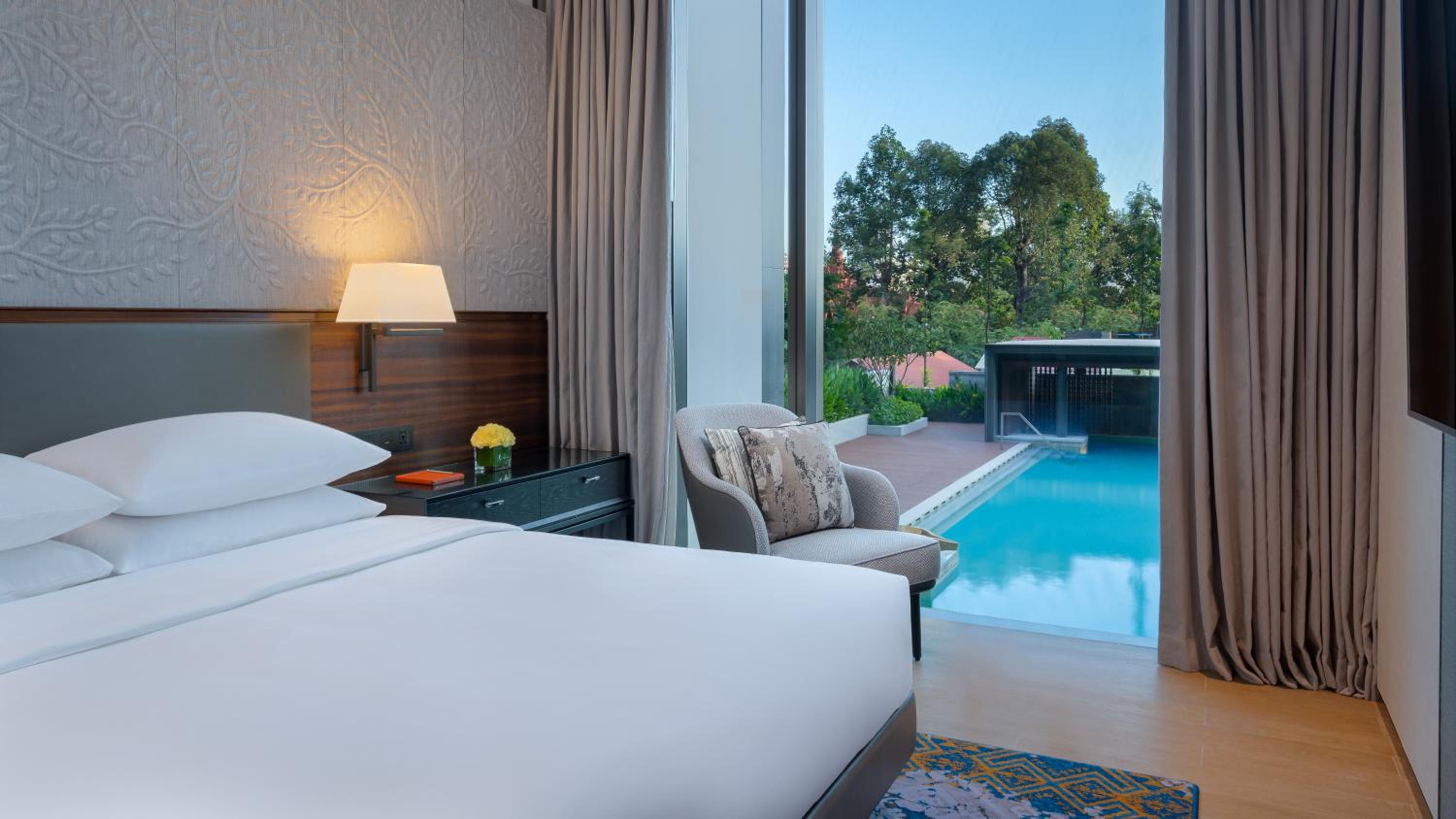 Royal Suite with Pool View - Photo 4