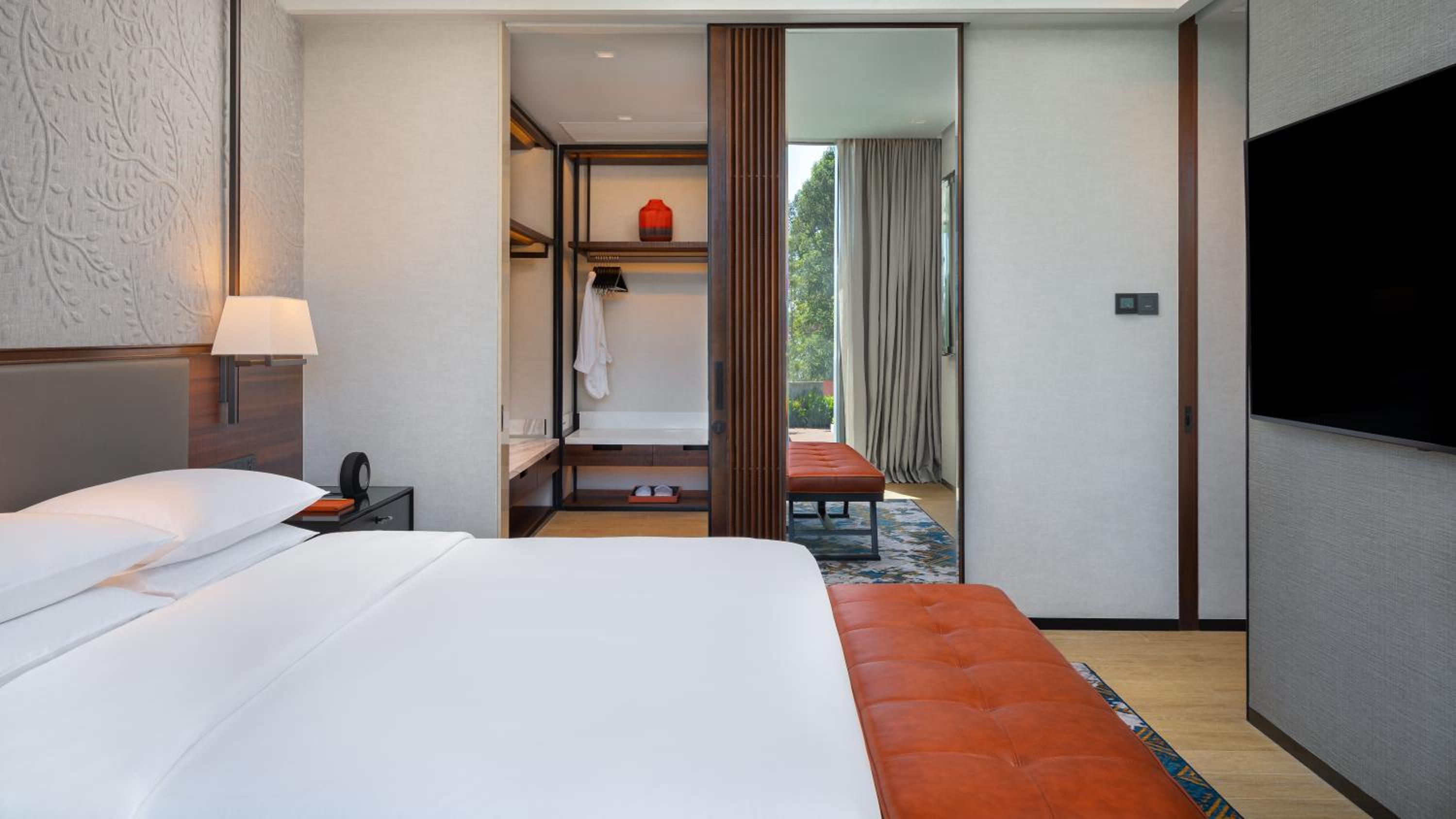 Royal Suite with Pool View - Photo 5