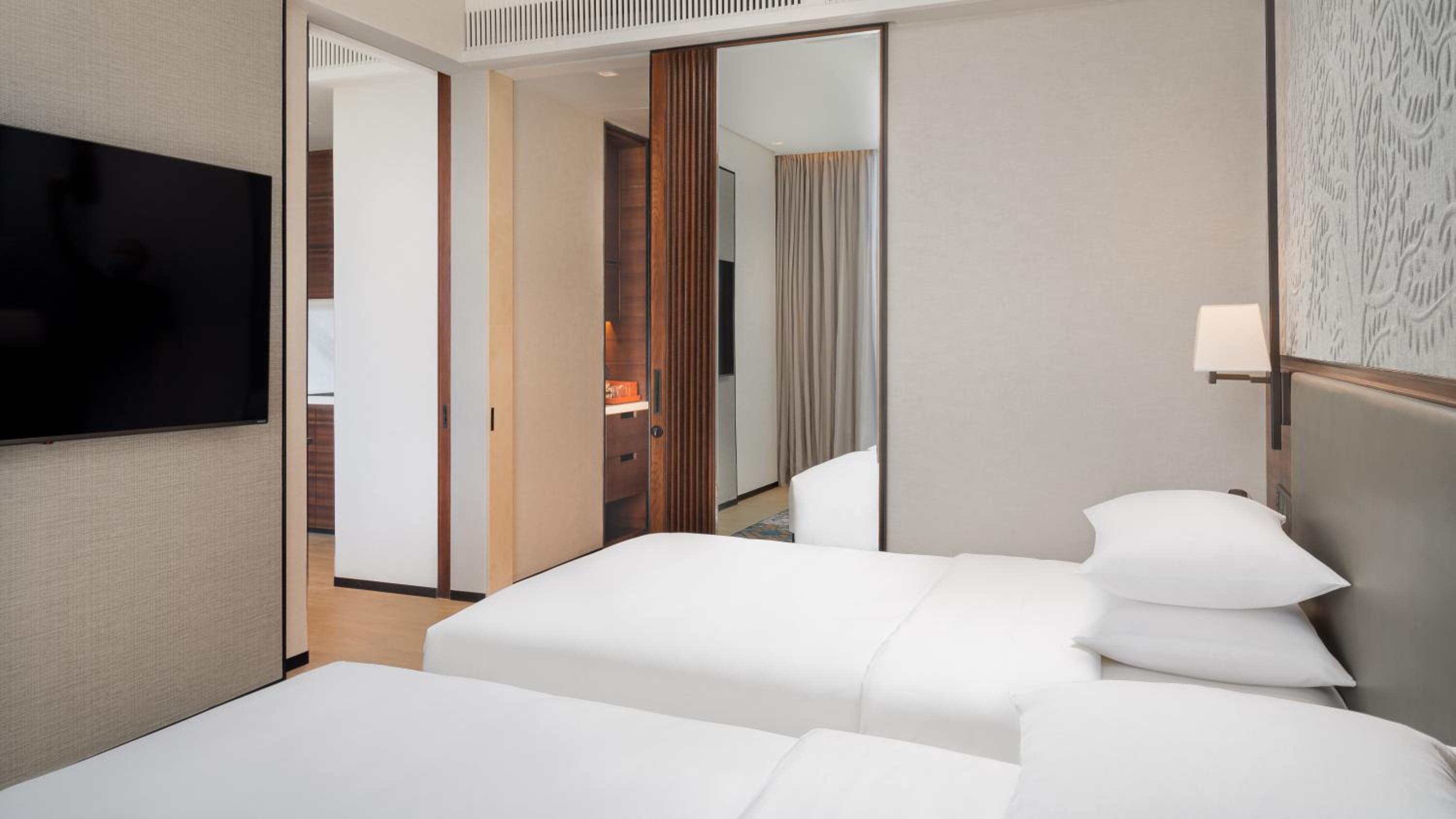Royal Suite with Pool View - Photo 6