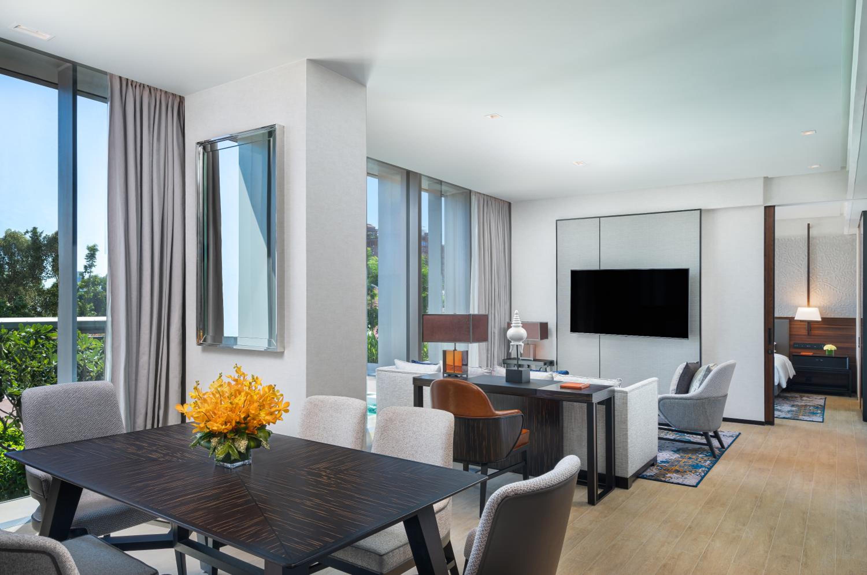 Royal Suite with Pool View - Photo 11
