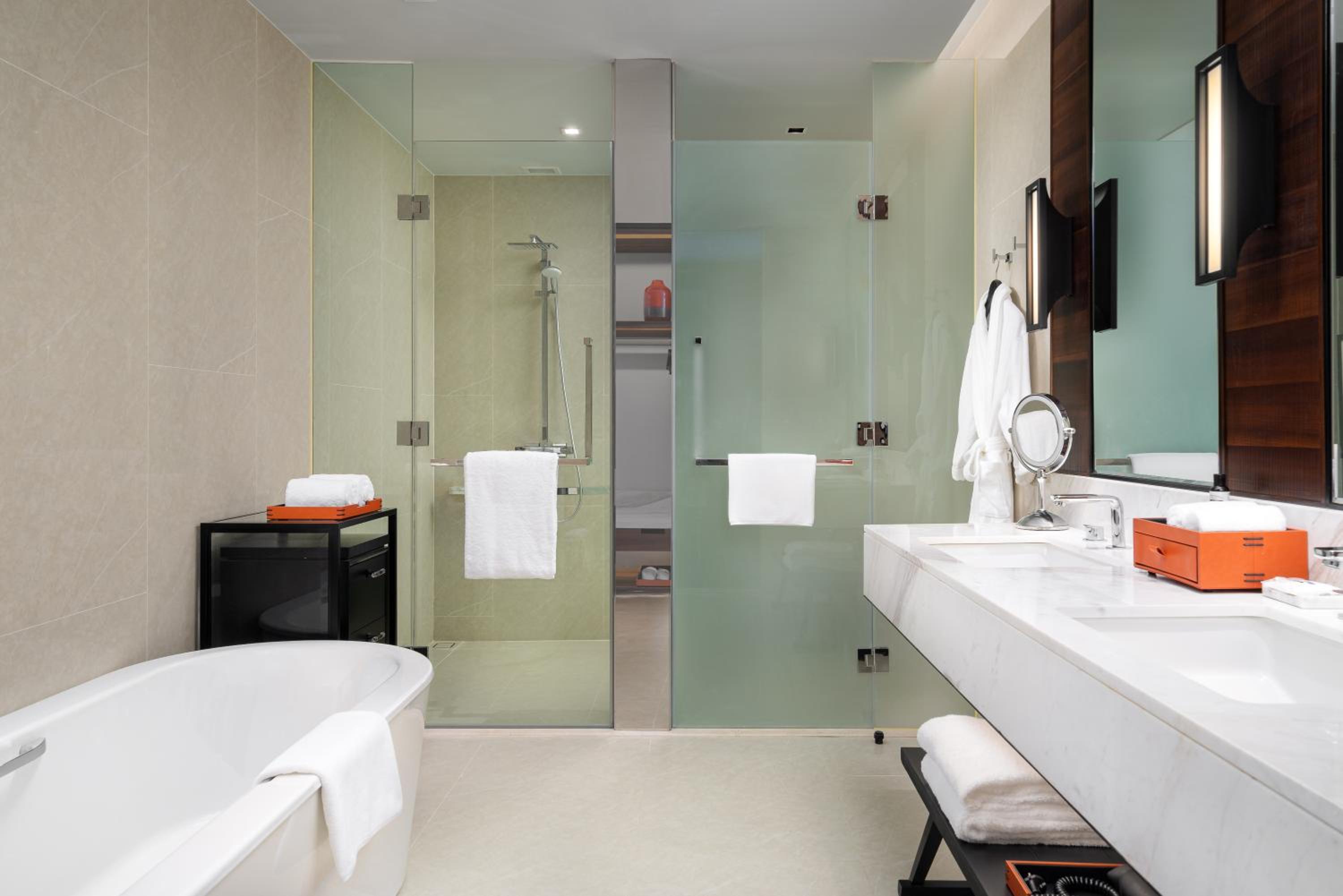 Royal Suite with Pool View - Photo 12