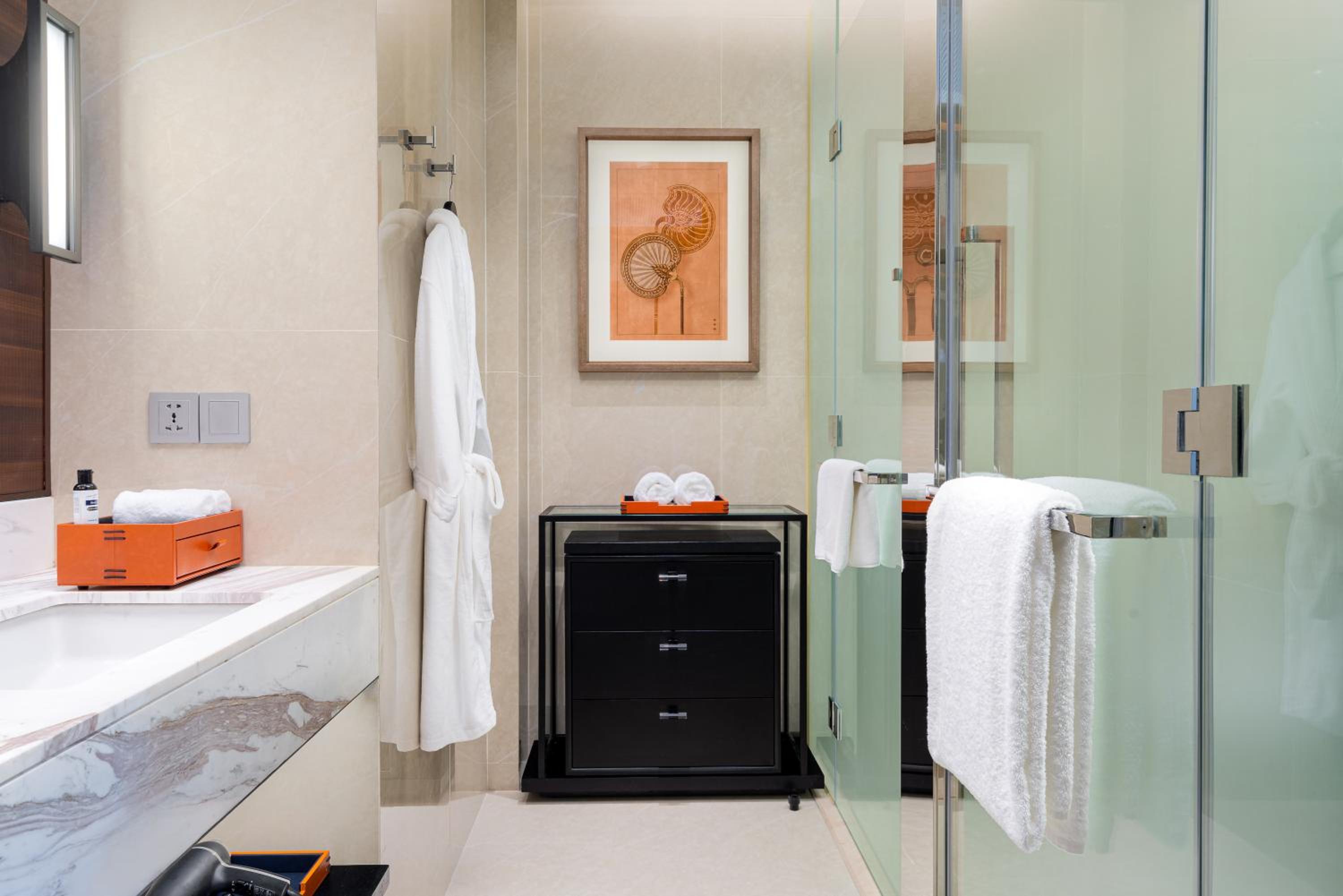Royal Suite with Pool View - Photo 7