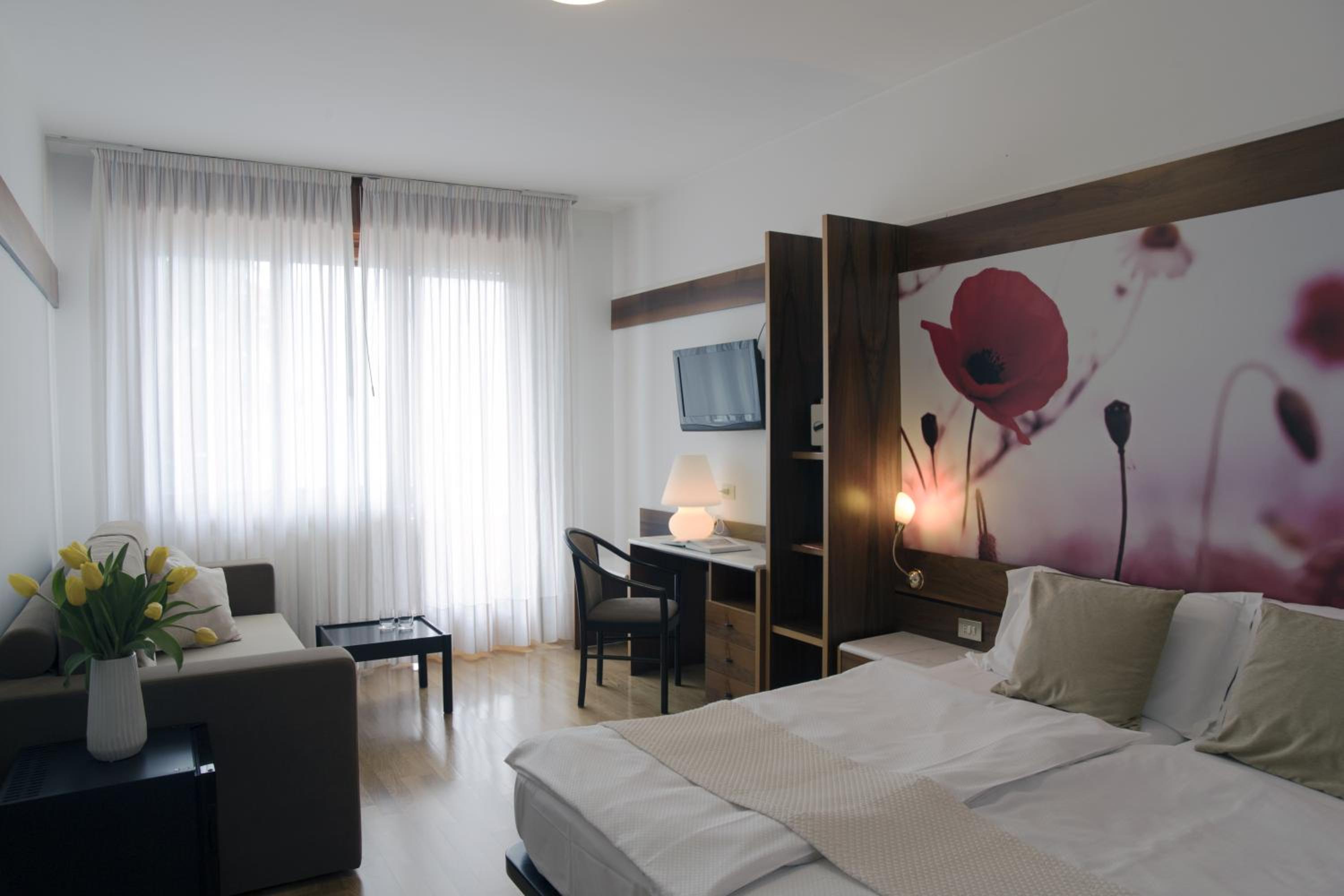 Superior Double or Twin Room with Lake View - Photo 3