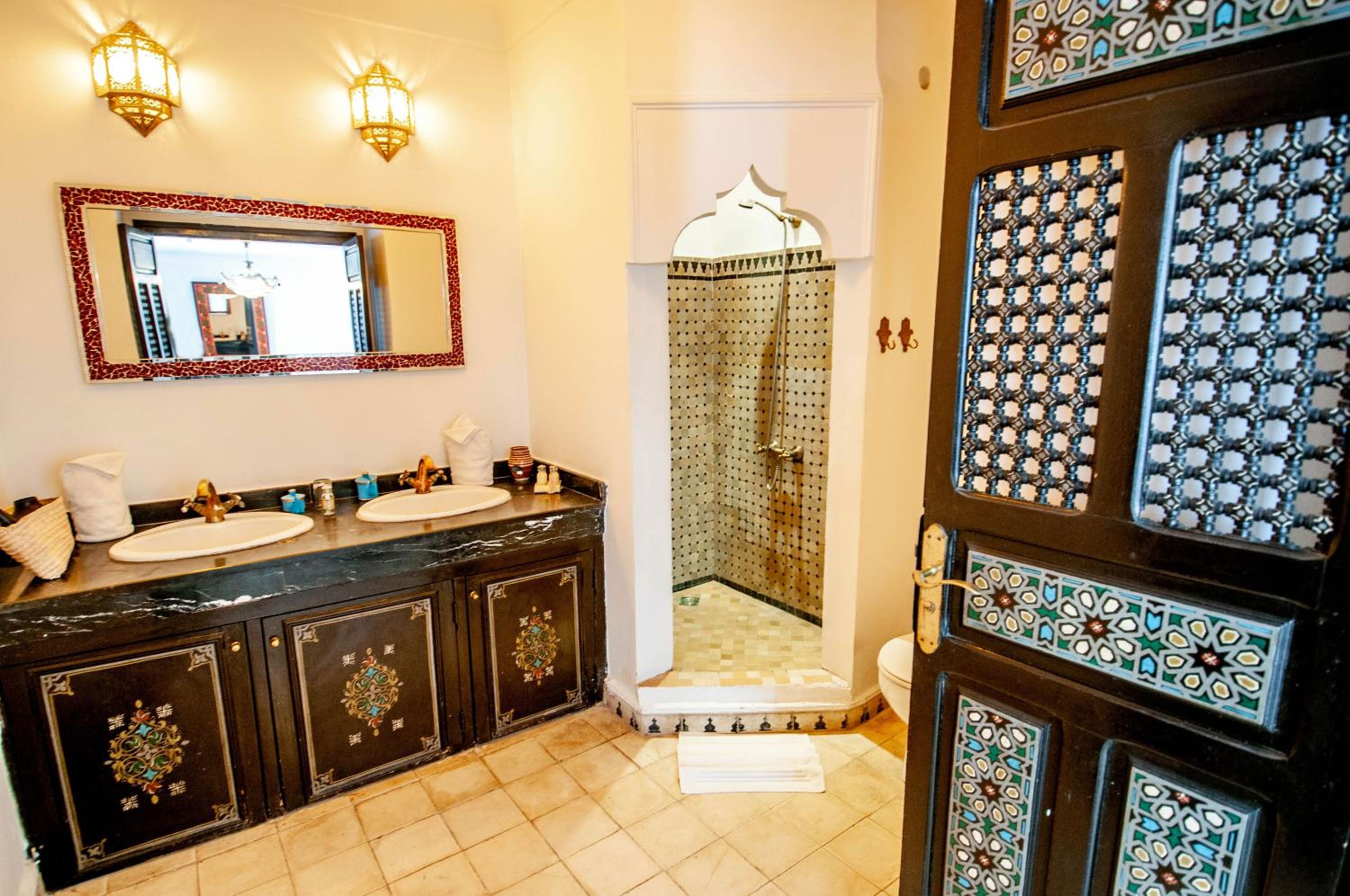 Double or Triple Room with Private Bathroom - Photo 17