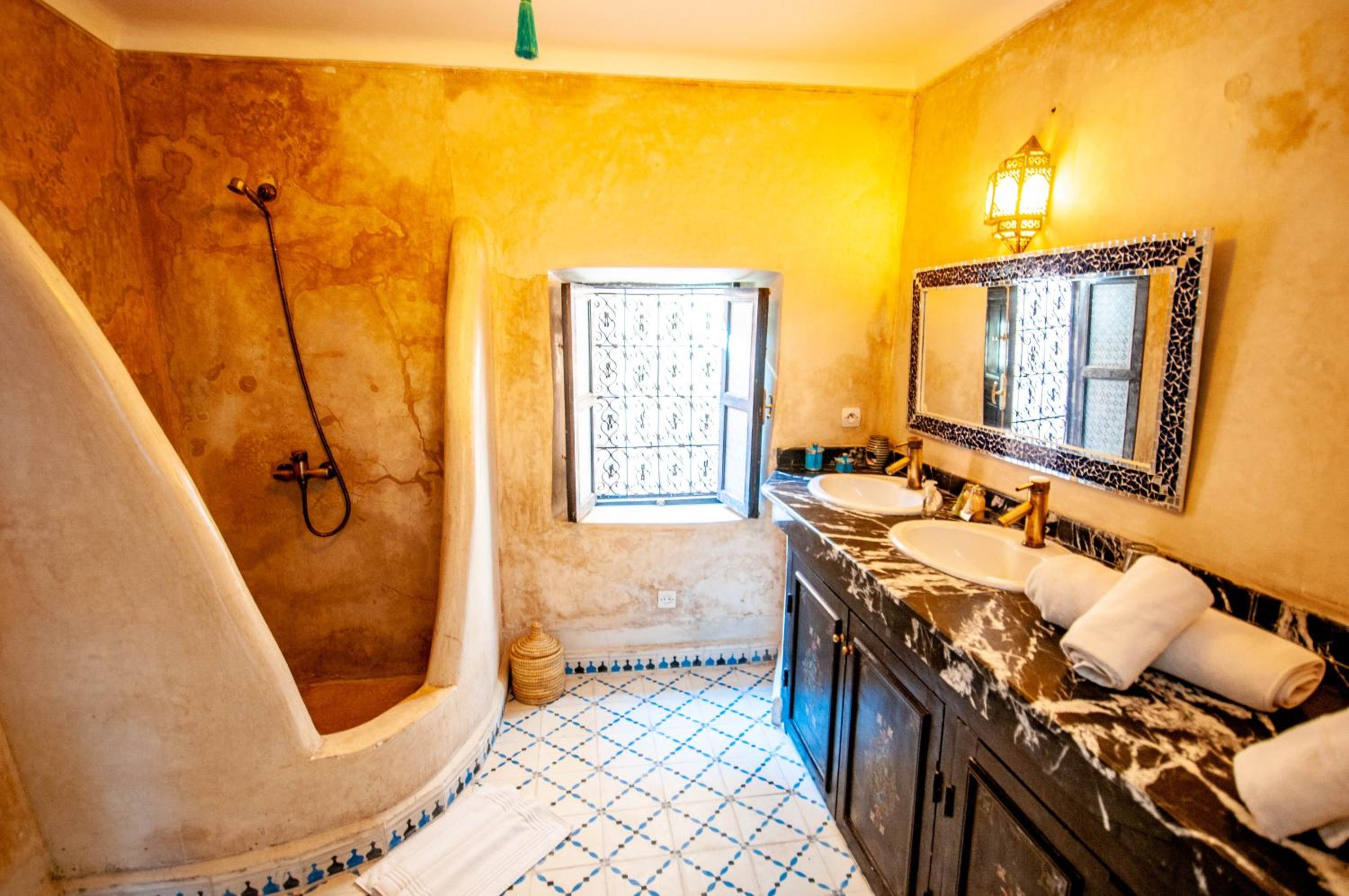 Double or Triple Room with Private Bathroom - Photo 10
