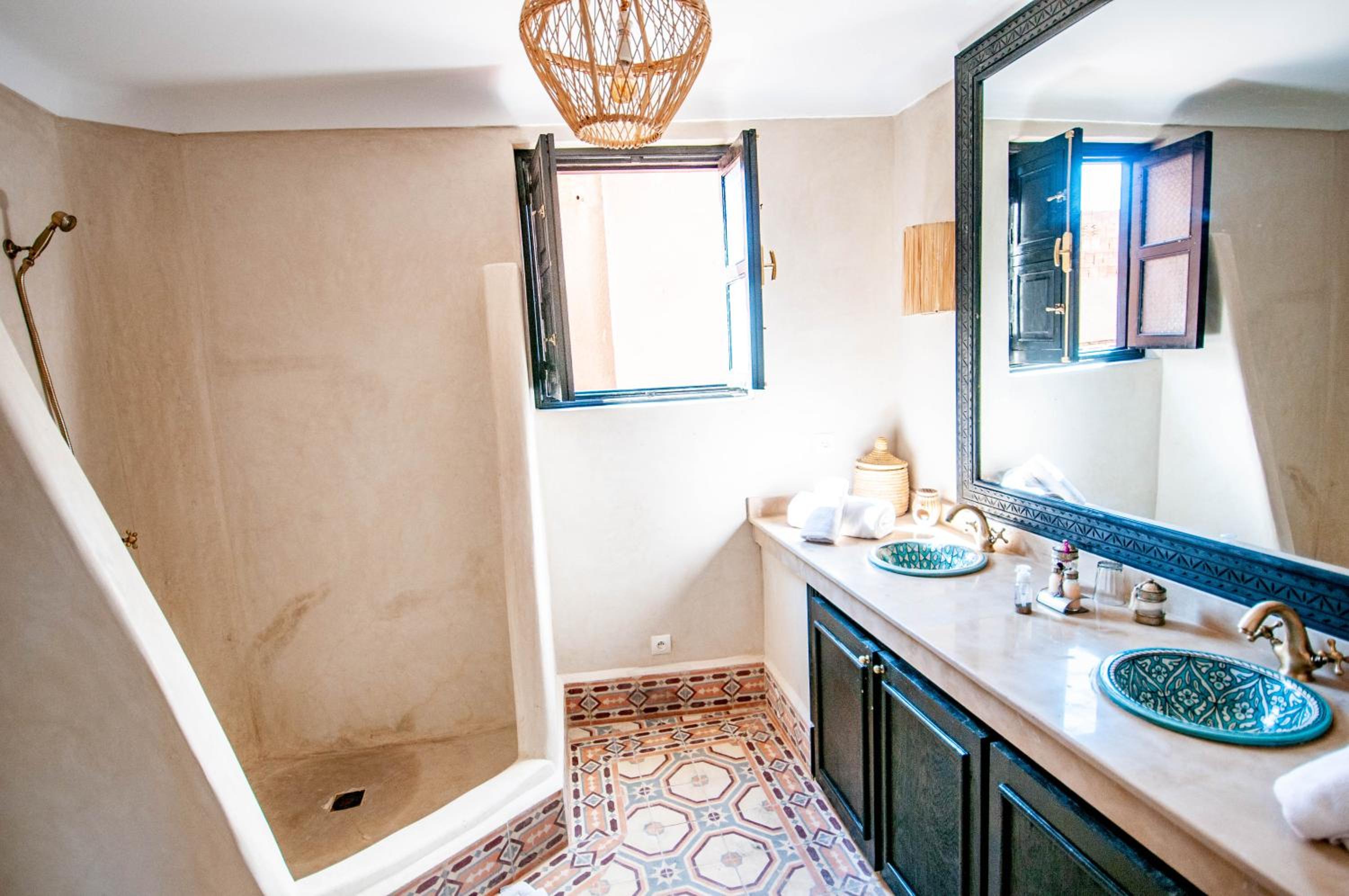Double or Triple Room with Private Bathroom - Photo 5