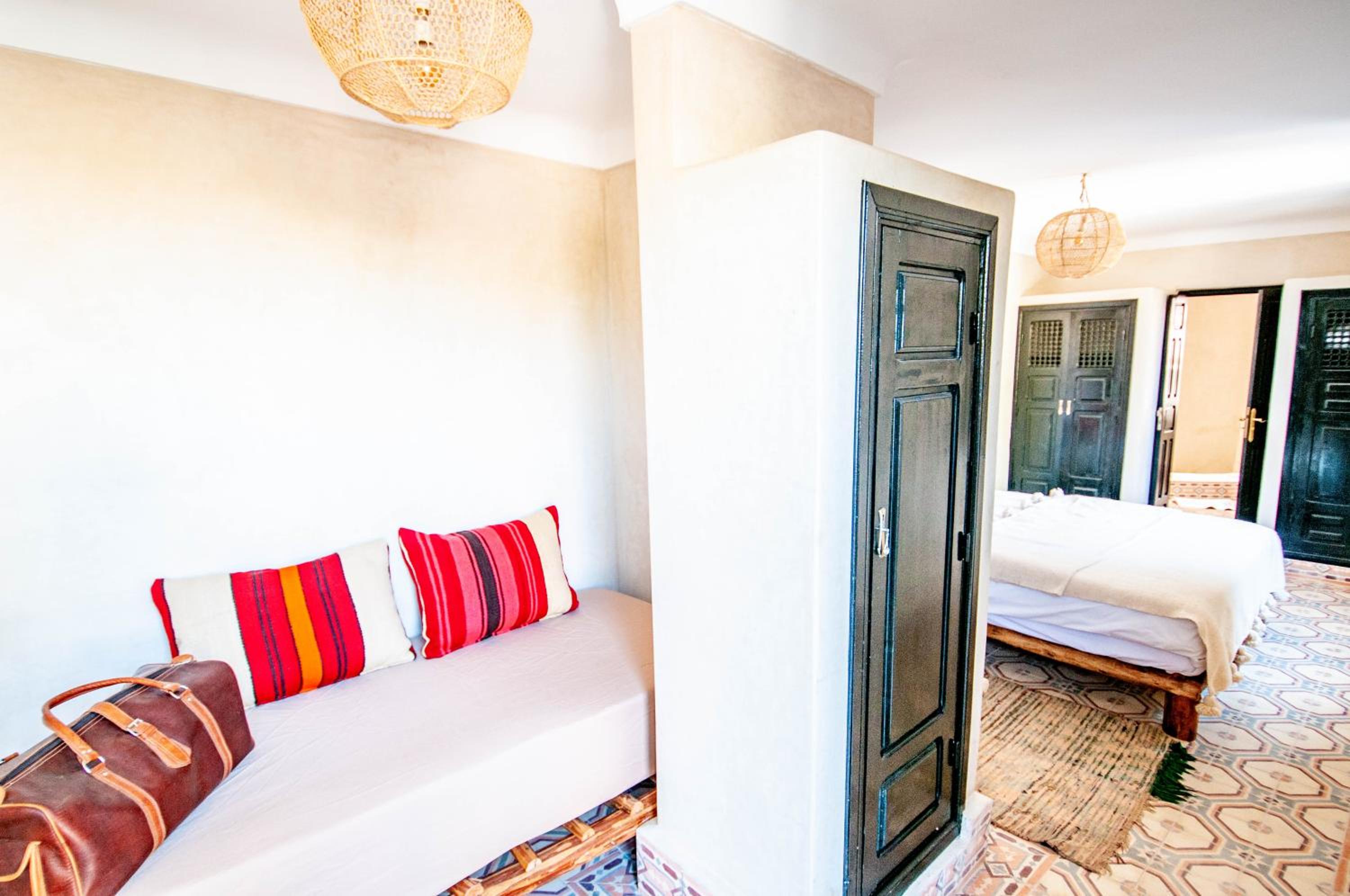 Double or Triple Room with Private Bathroom - Photo 2