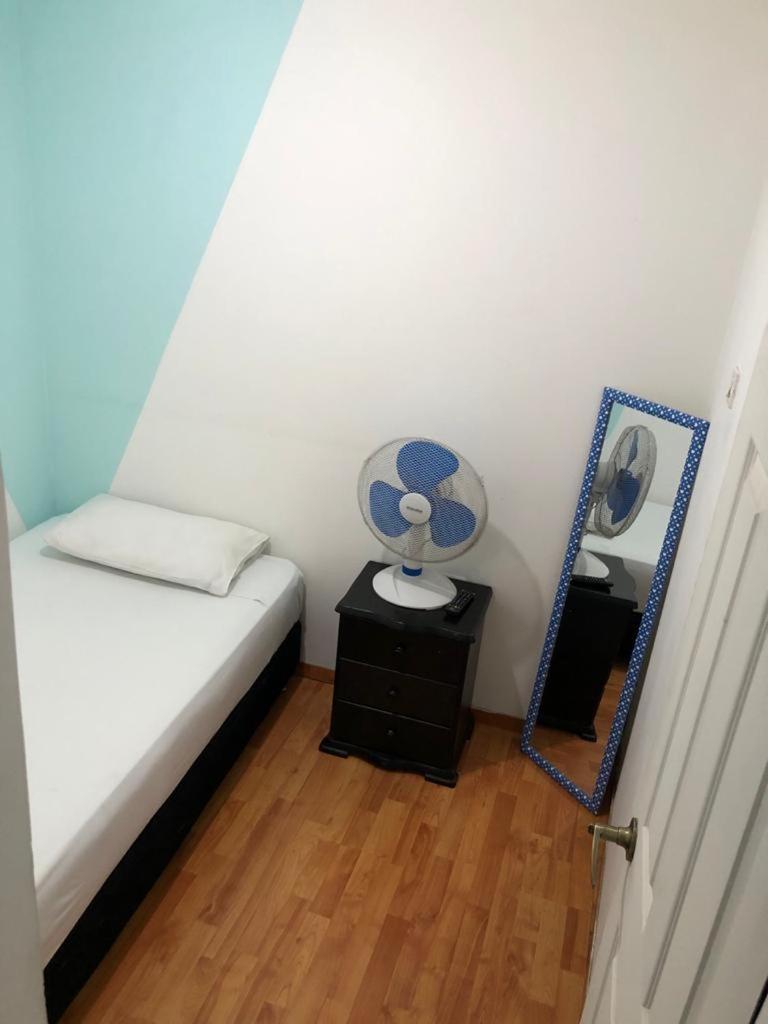 Single Room with Private Bathroom photo 2