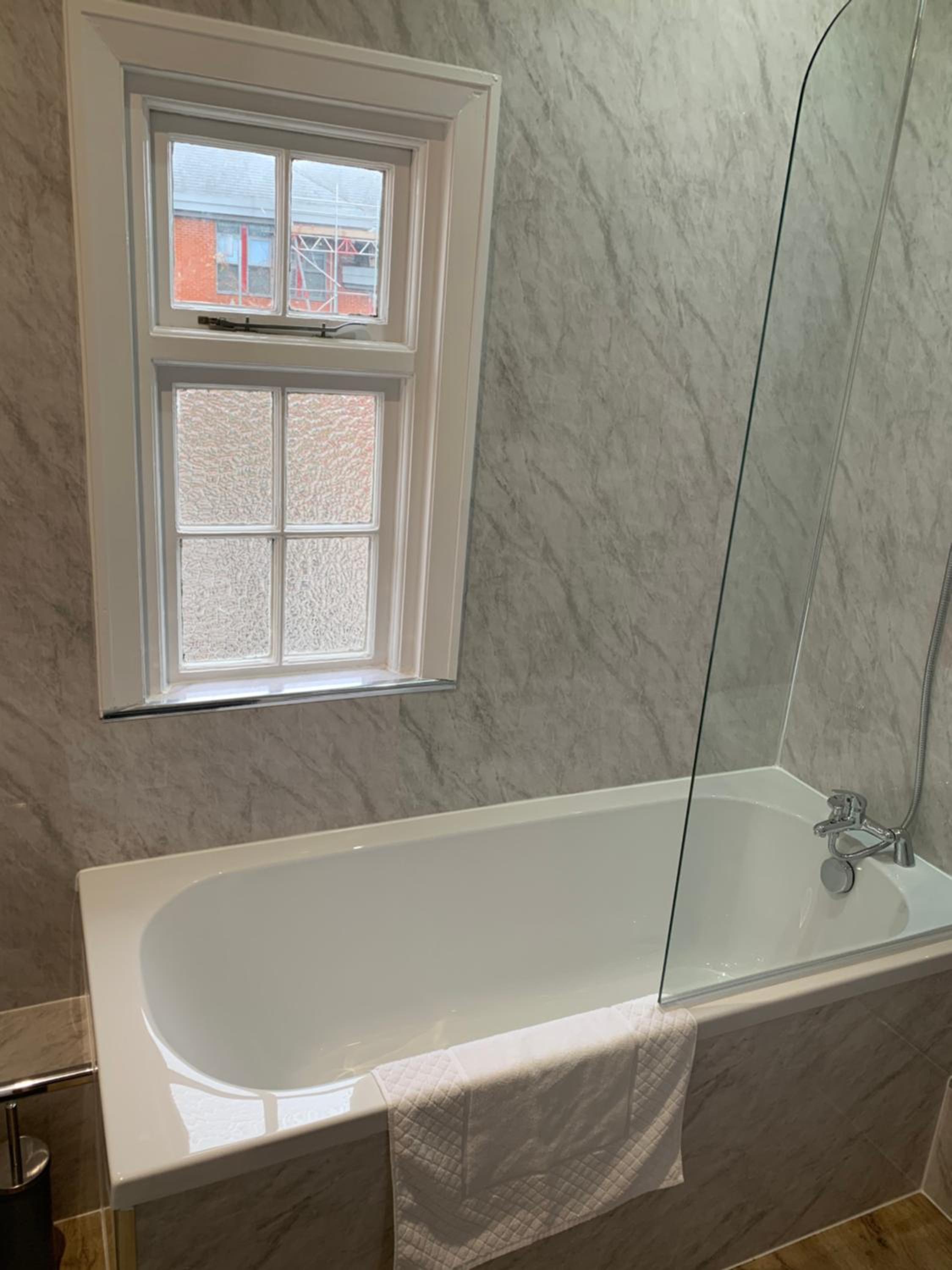 Deluxe Double Room with Bath - Photo 4