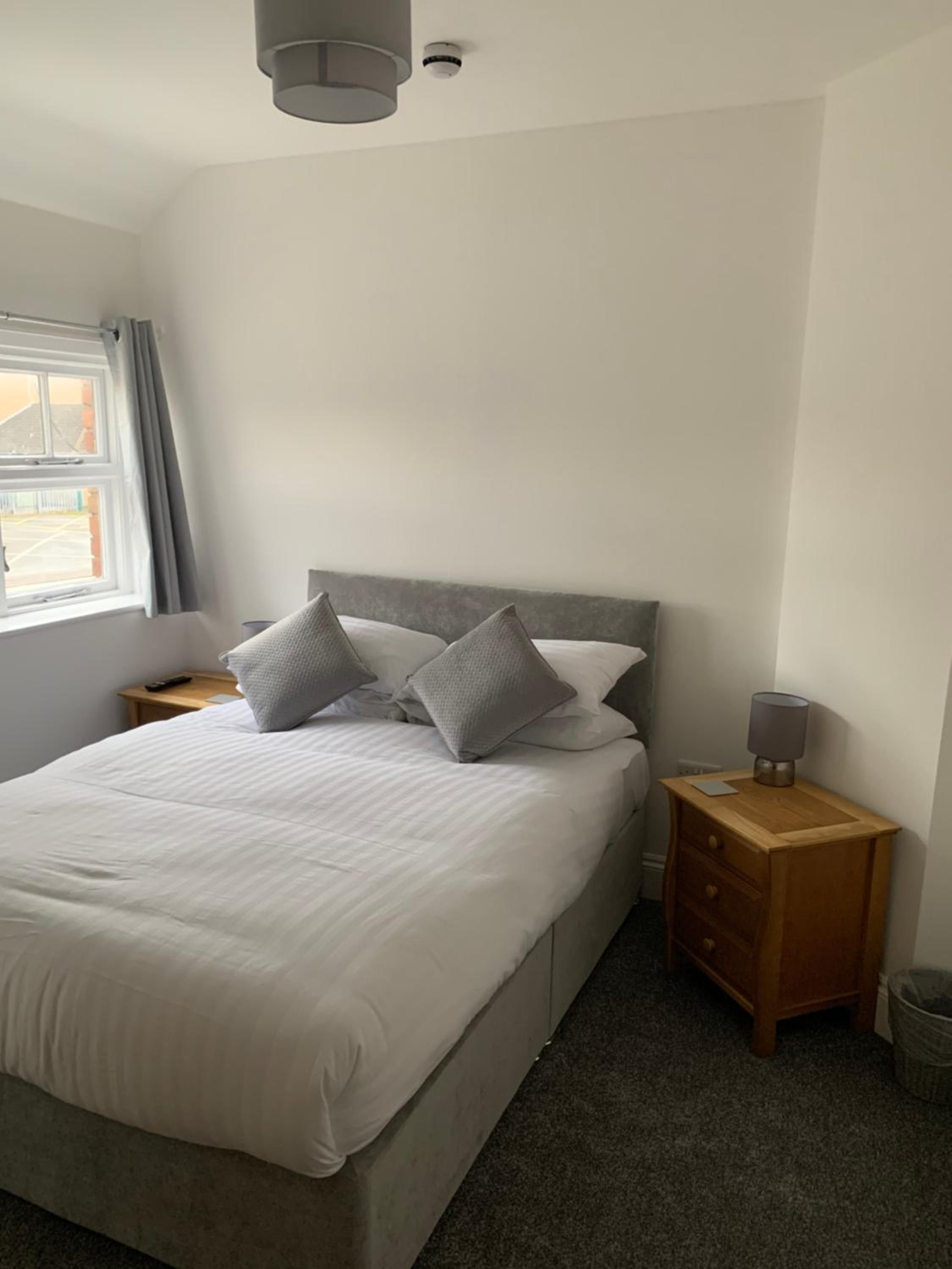 Deluxe Double Room with Bath - Photo 3