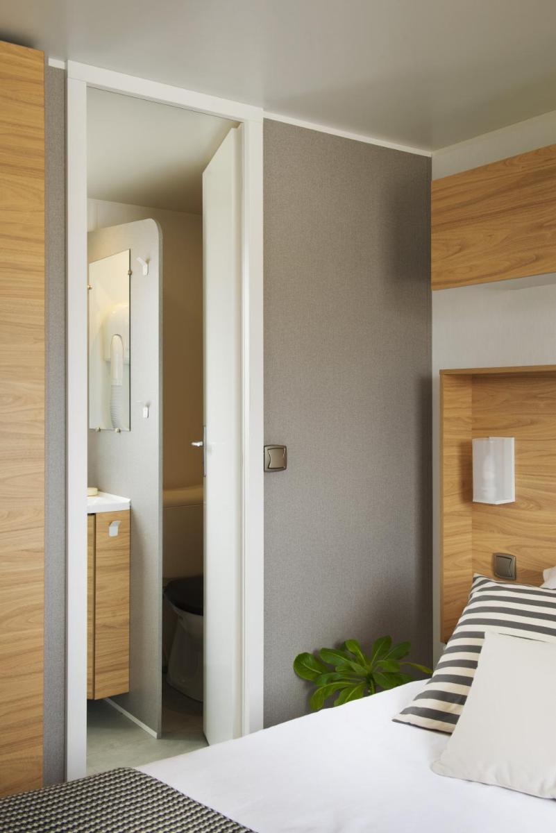 Prestige Mobile Home (6 Adults) photo 3