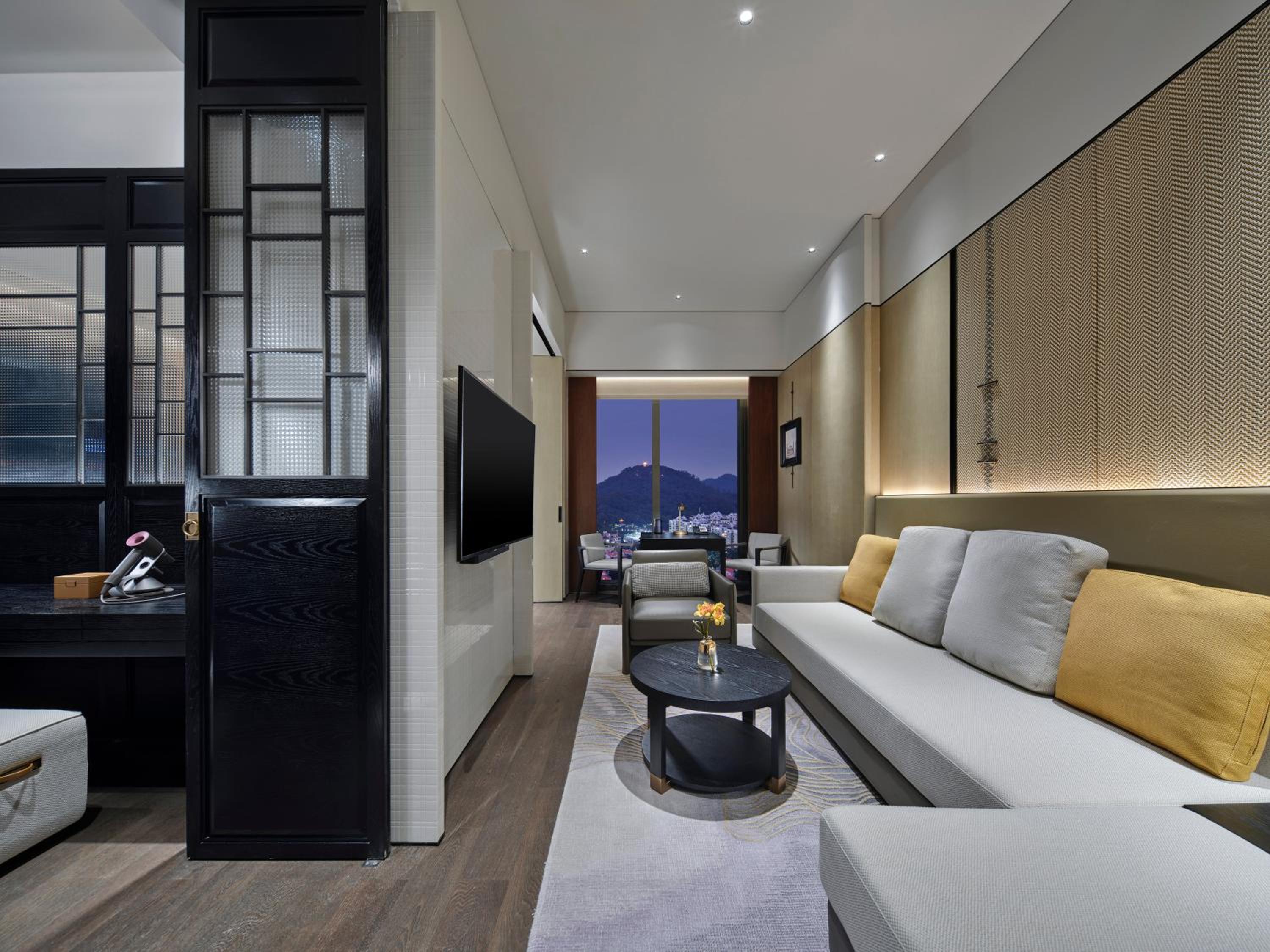 One-Bedroom Suite - Photo 4