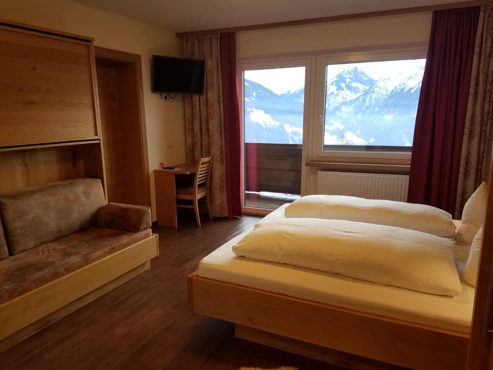 Deluxe Family Room (2 Adults + 3 Children)
