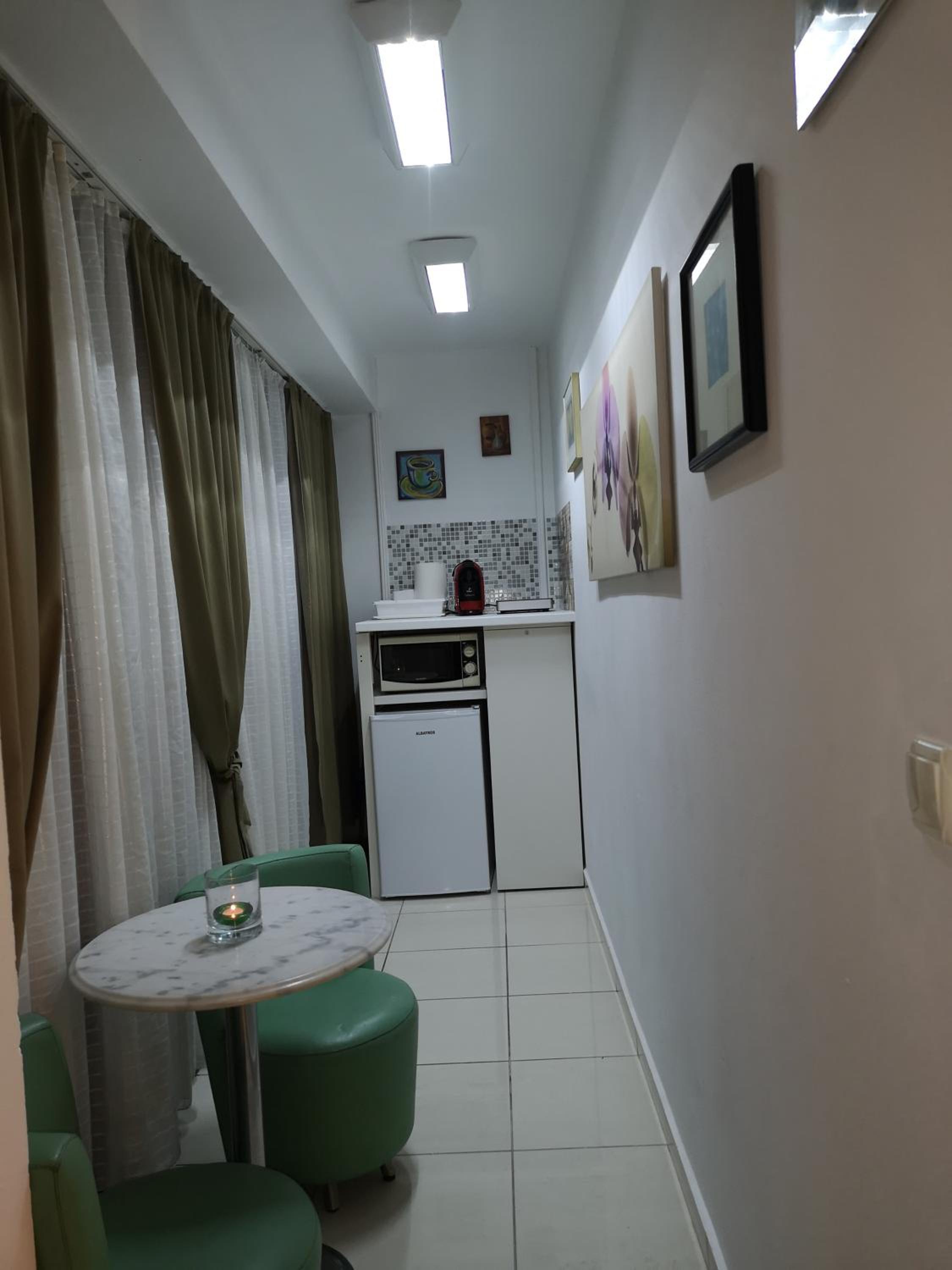 One-Bedroom Apartment - Photo 2