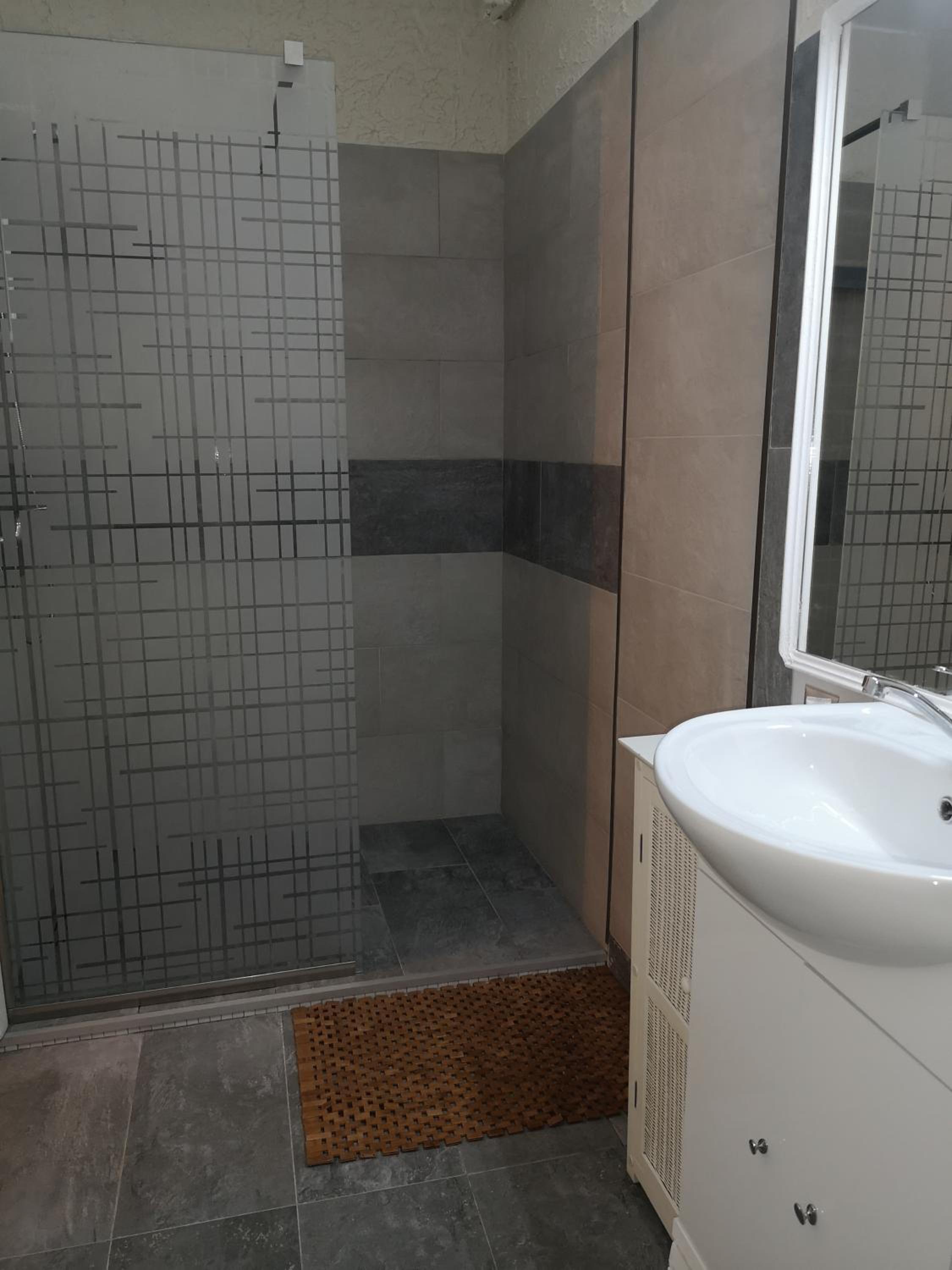 One-Bedroom Apartment - Photo 3