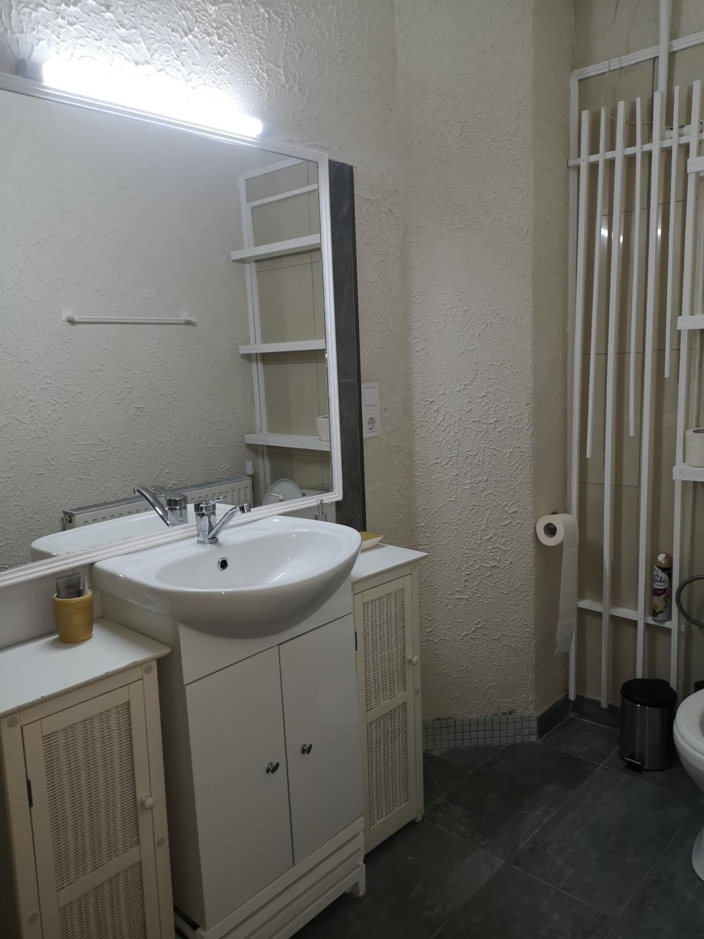 One-Bedroom Apartment - Photo 4