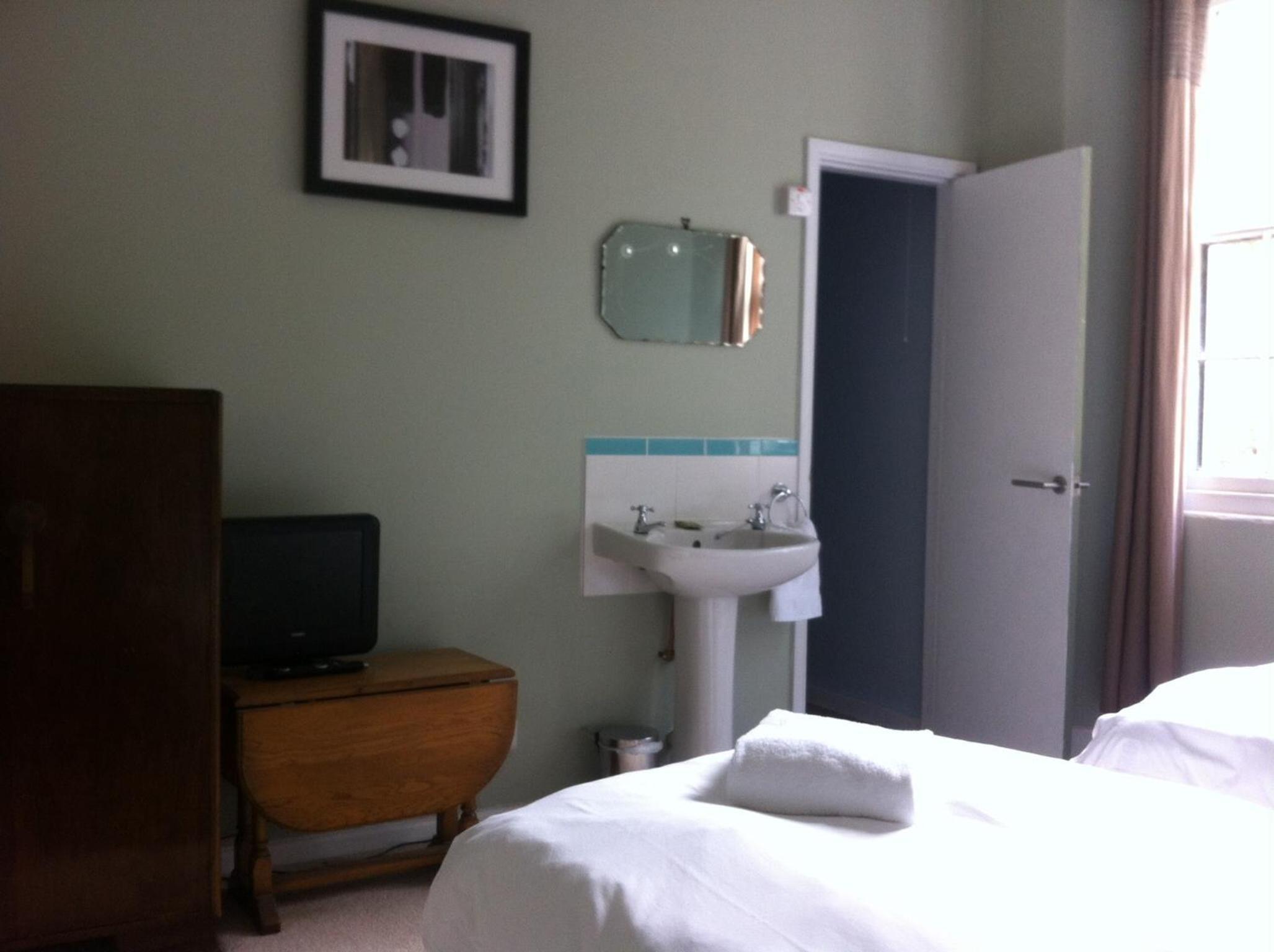 Economy Twin Room photo 3