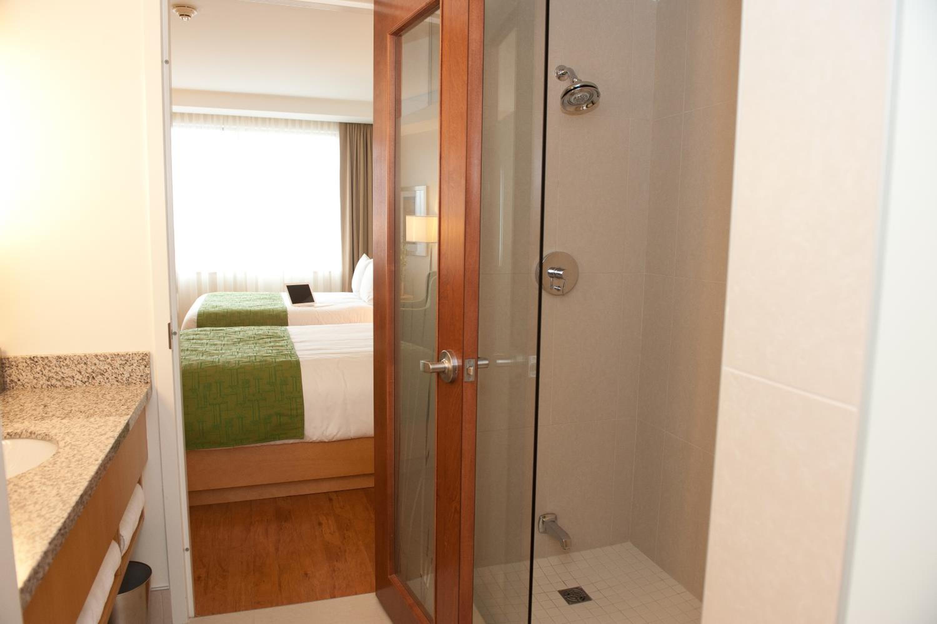 Queen Room with Two Queen Beds - Photo 5