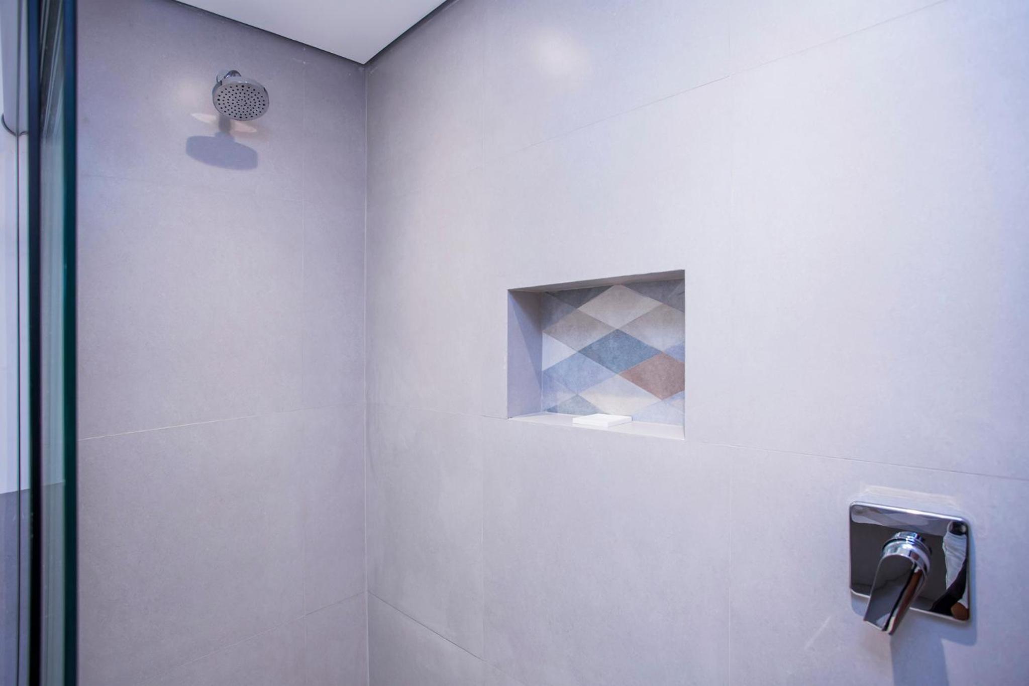  Deluxe room with king size bed photo 2