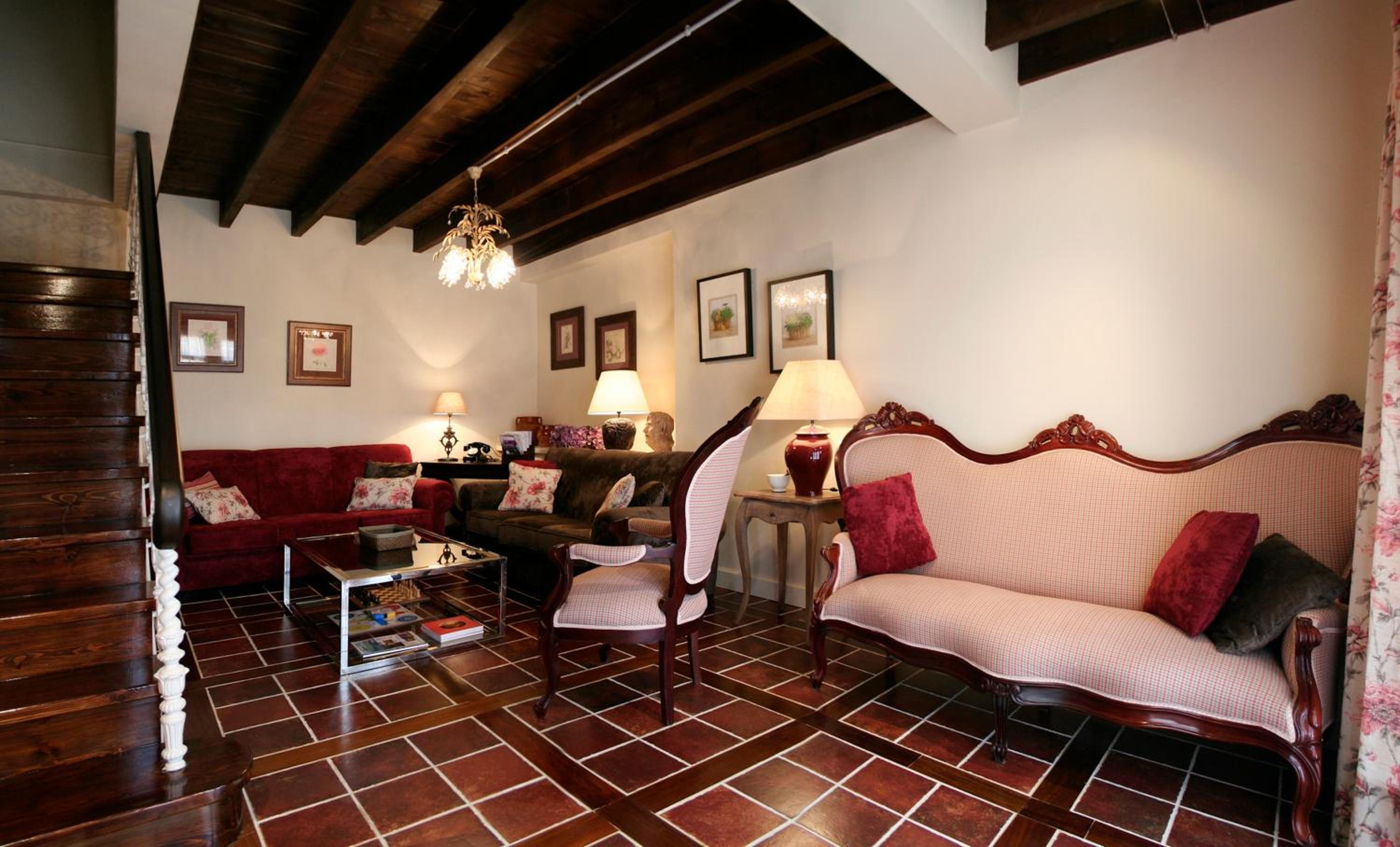 Five-Bedroom House photo 3