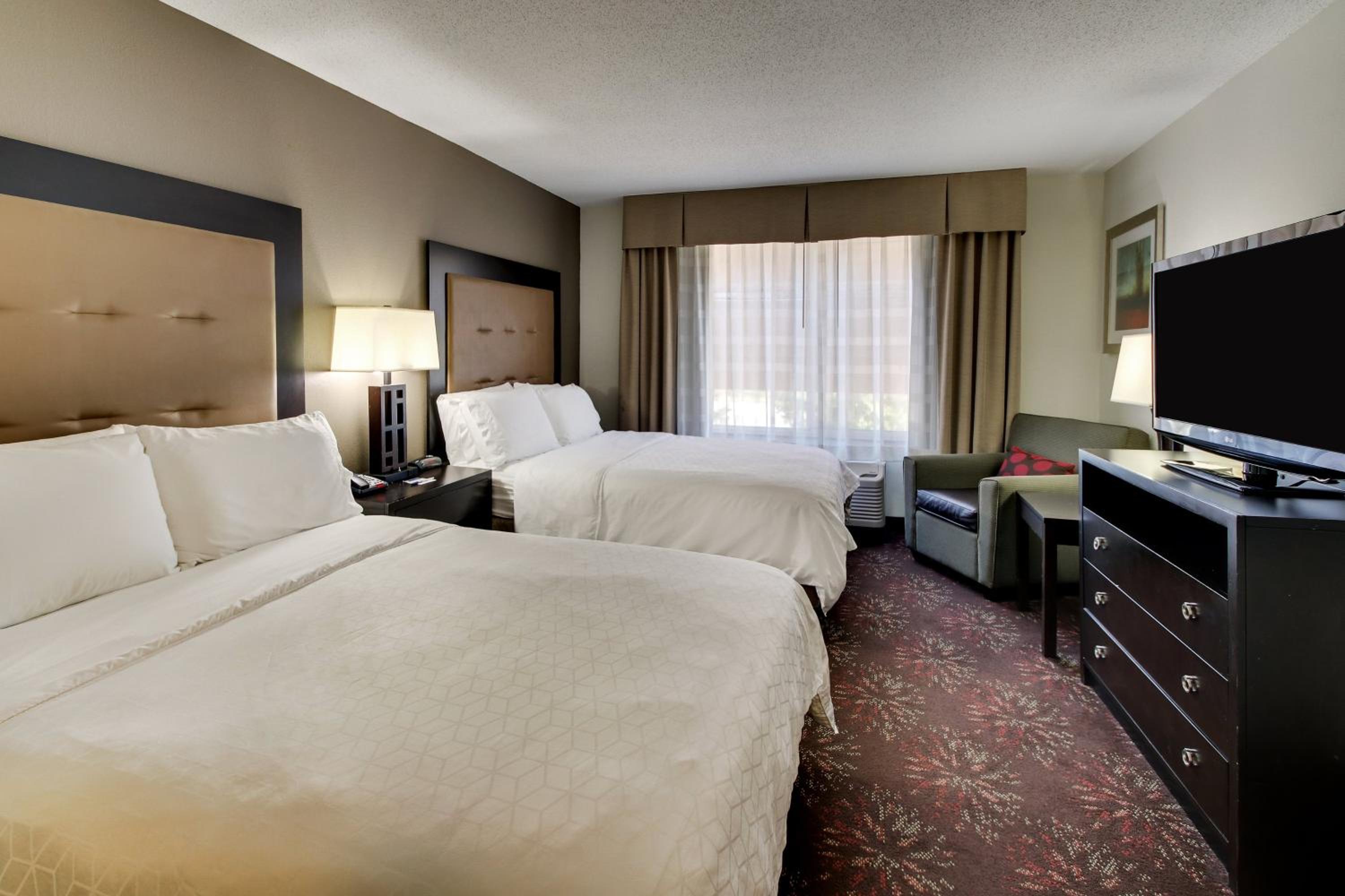 Standard Room with Two Queen Beds - Photo 6