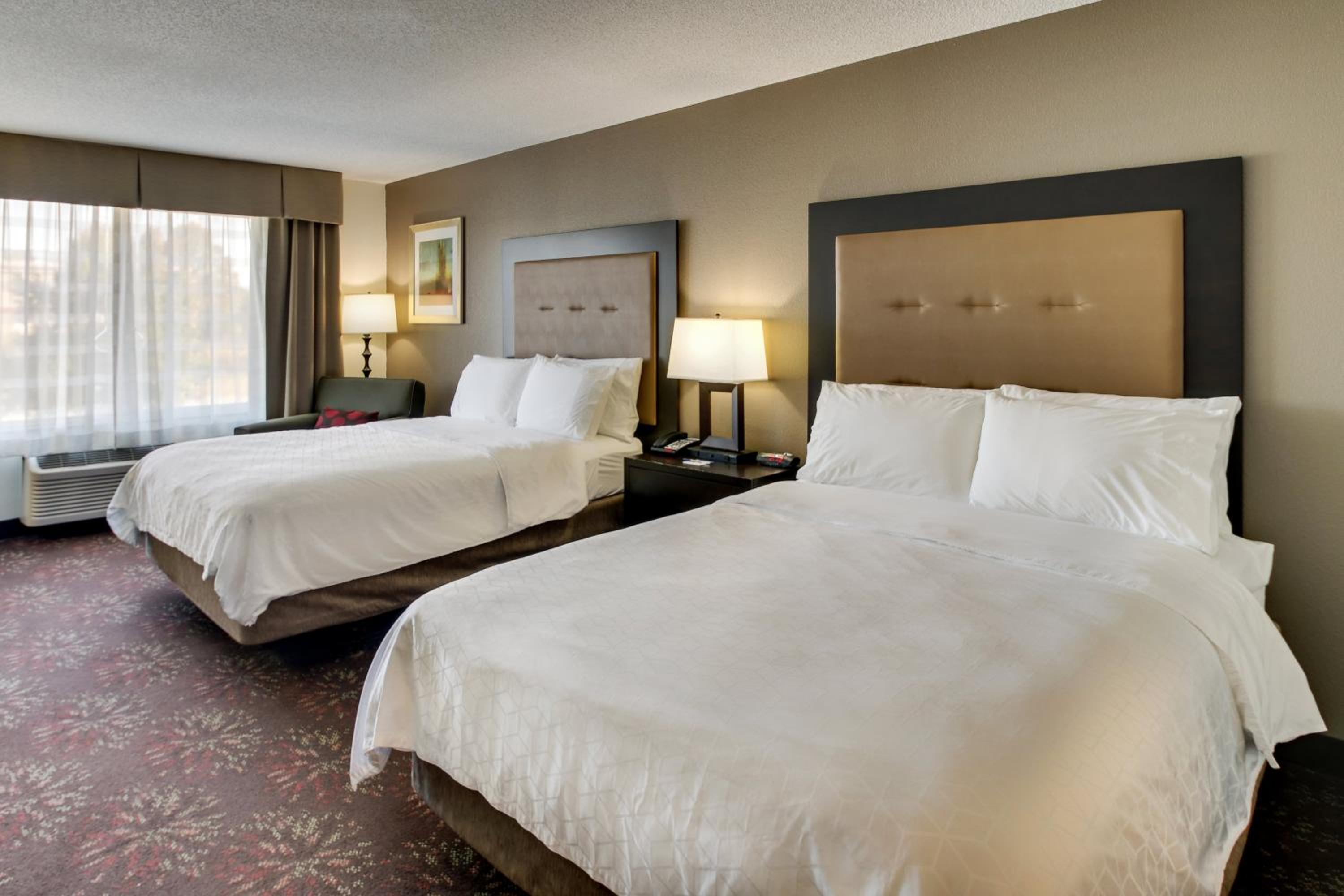 Standard Room with Two Queen Beds - Photo 4