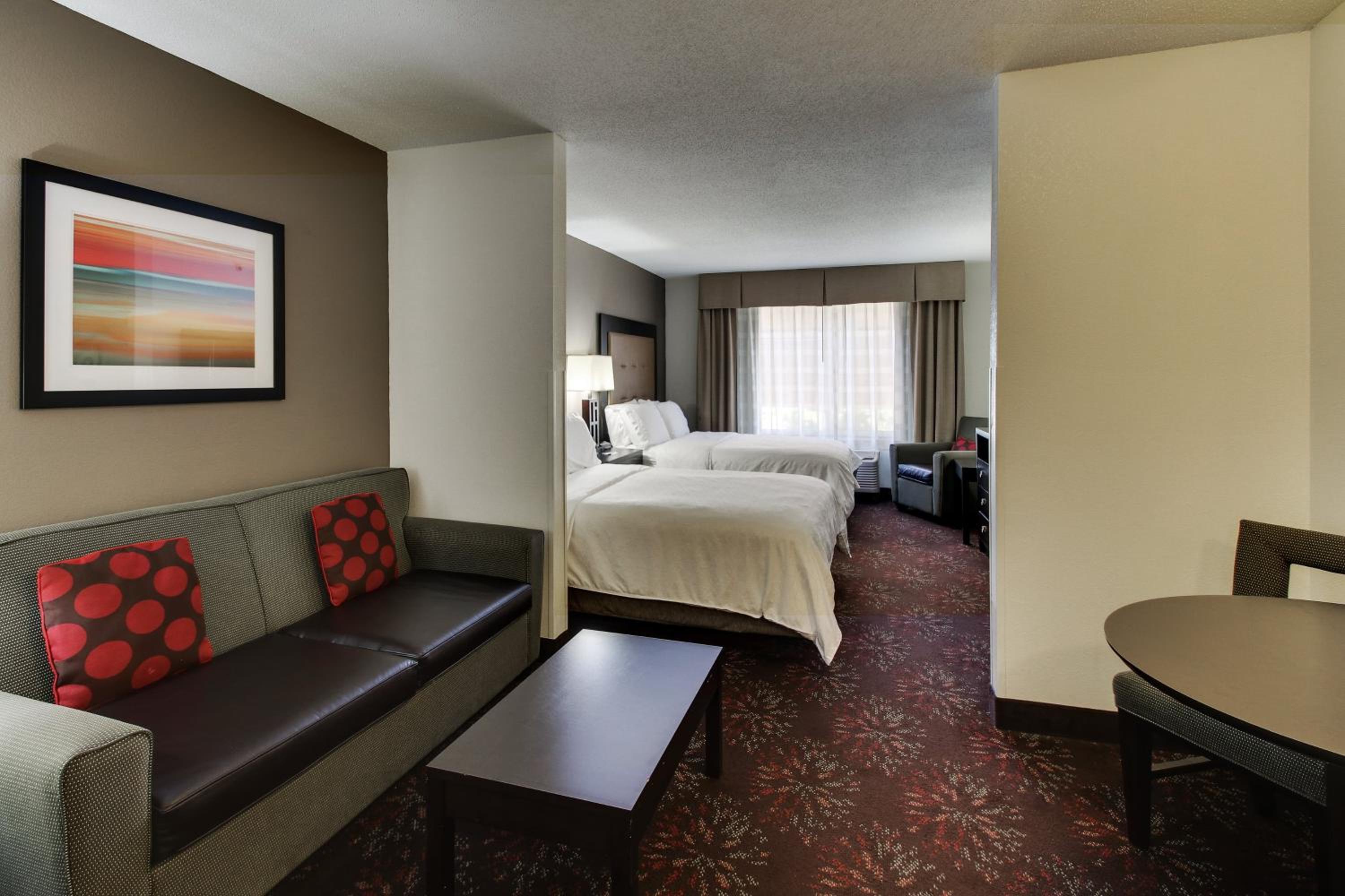 Queen Suite with Two Queen Beds and Sofa Bed - Photo 4