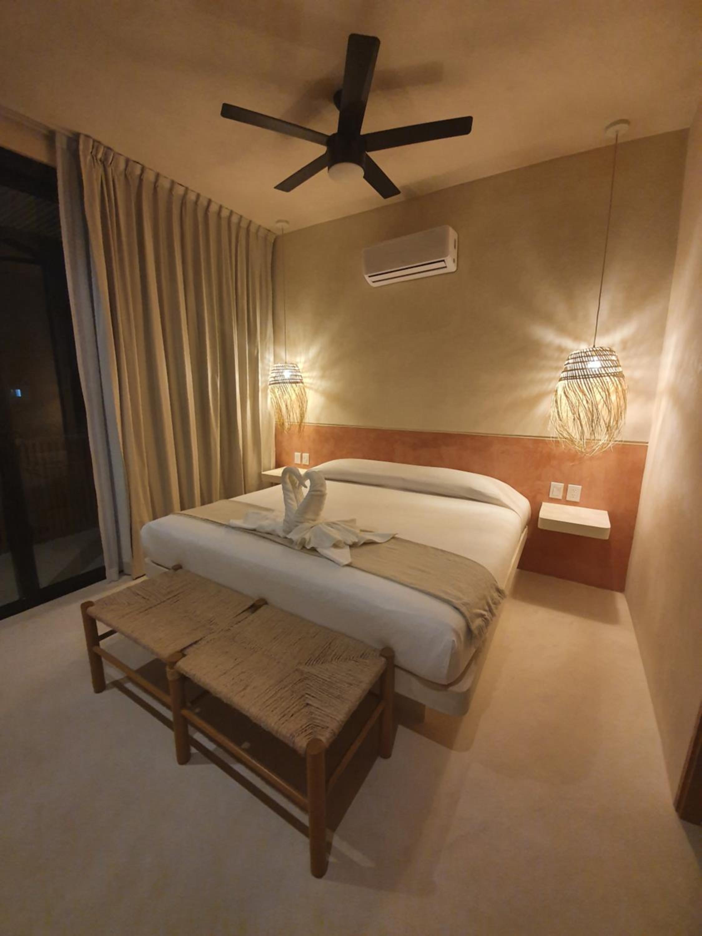 King Suite with Balcony - Photo 12