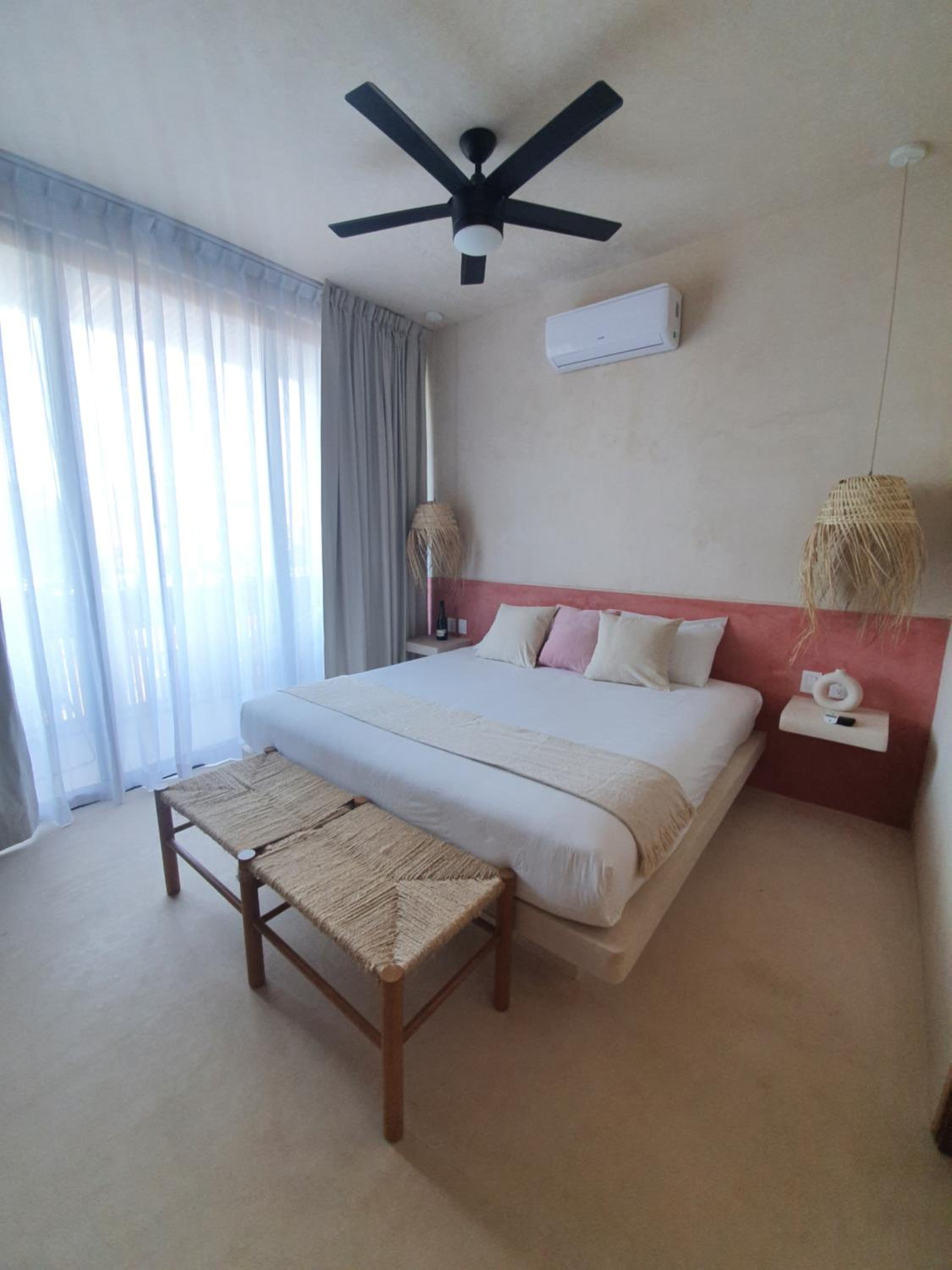 King Suite with Balcony - Photo 10
