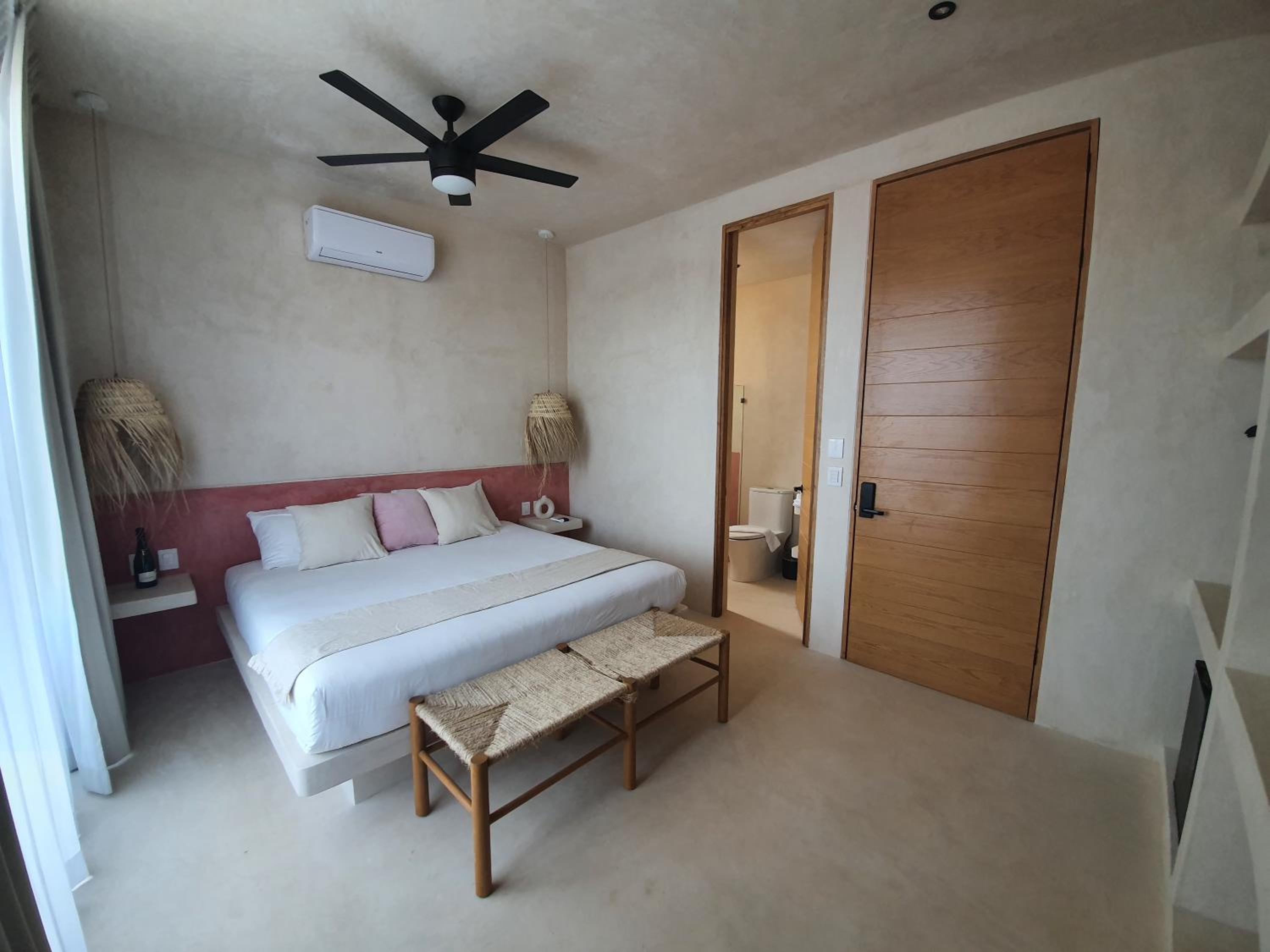 King Suite with Balcony - Photo 14