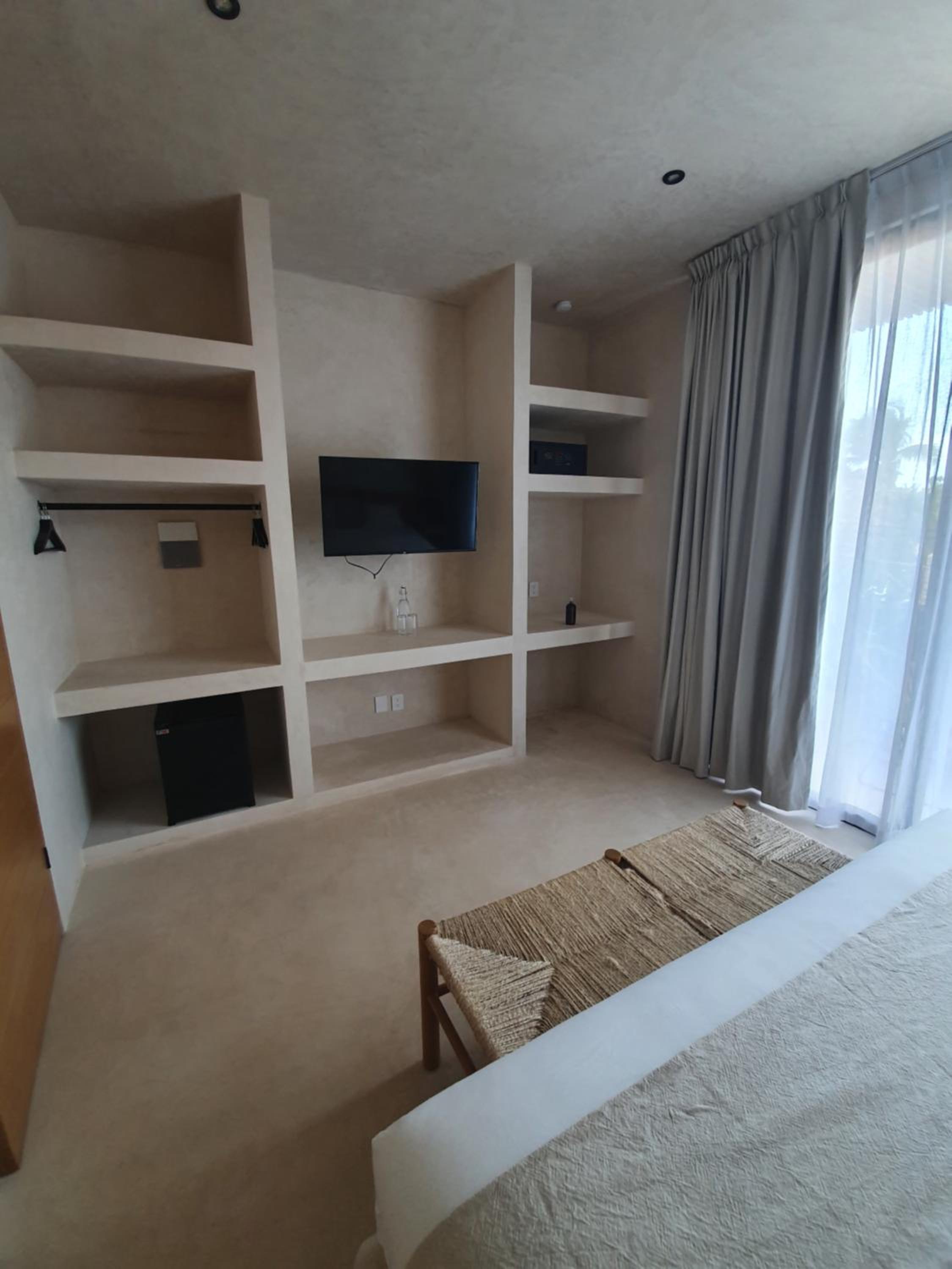 King Suite with Balcony - Photo 11